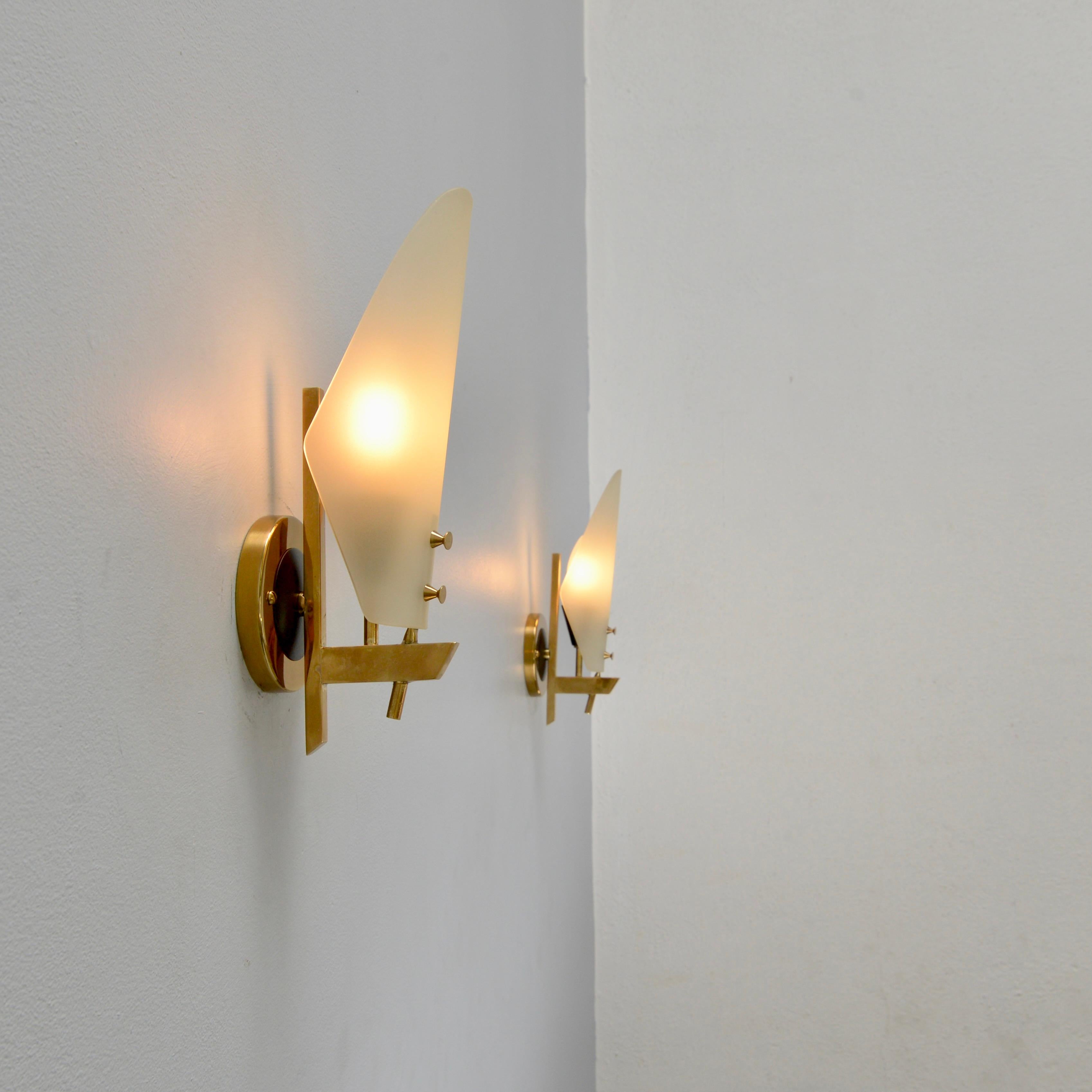 Italian Mid Century Glass Shield Sconce For Sale 3