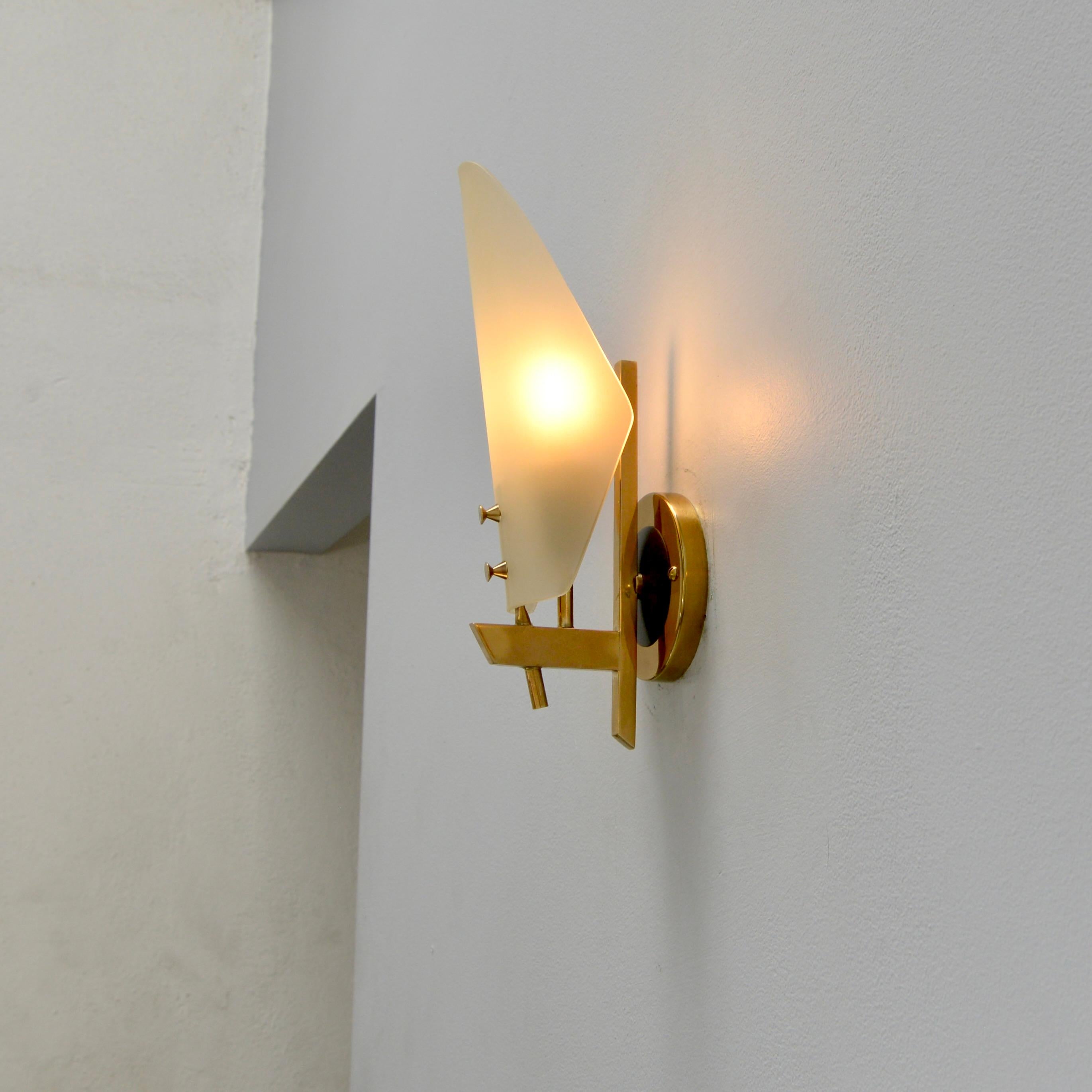 Italian Mid Century Glass Shield Sconce For Sale 4