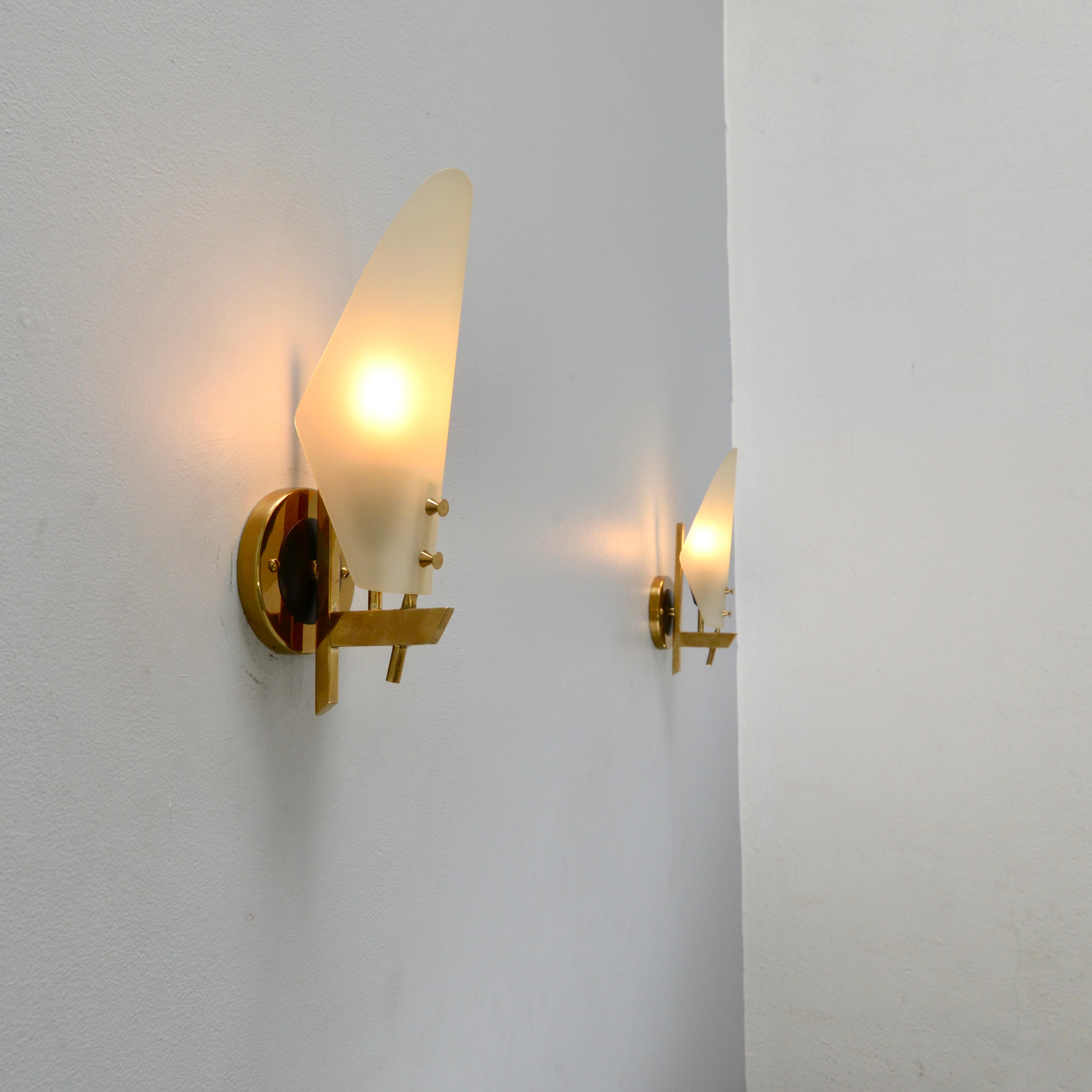 Italian Mid Century Glass Shield Sconce For Sale 2