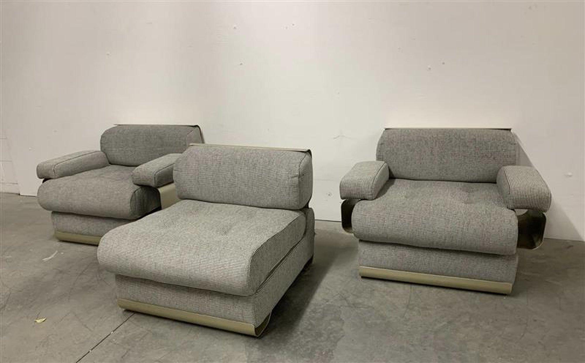 Set di 3 sedie vintage tappezzate
2 con braccioli uno senza 
Carrozzerie in alluminio di bella forma 