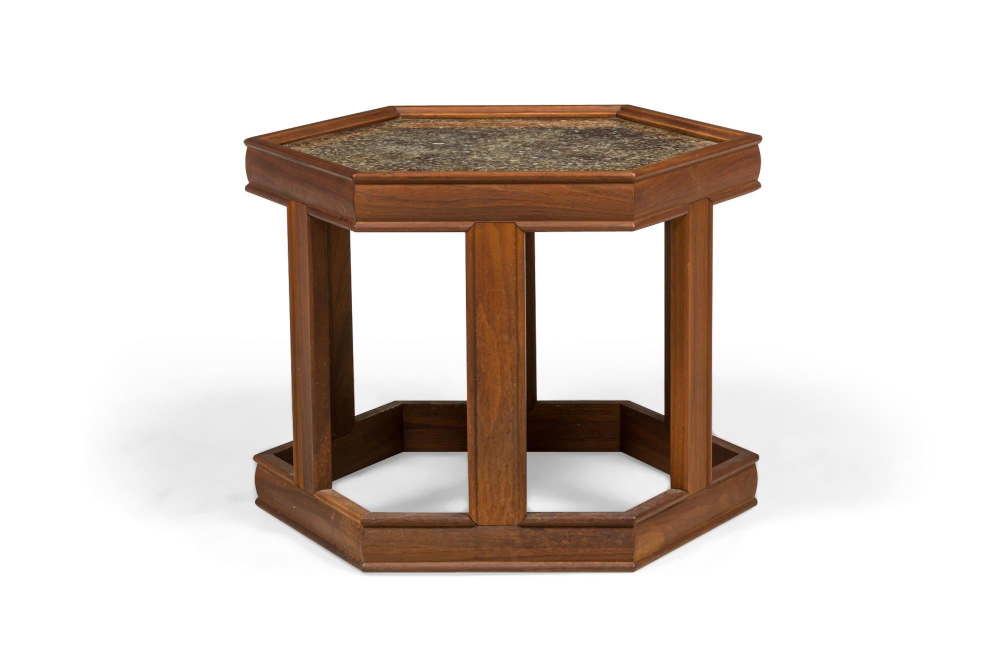 Mid-Century moderno 3 Tavolini esagonali in vetro e quercia dipinti al contrario di John Keal in vendita