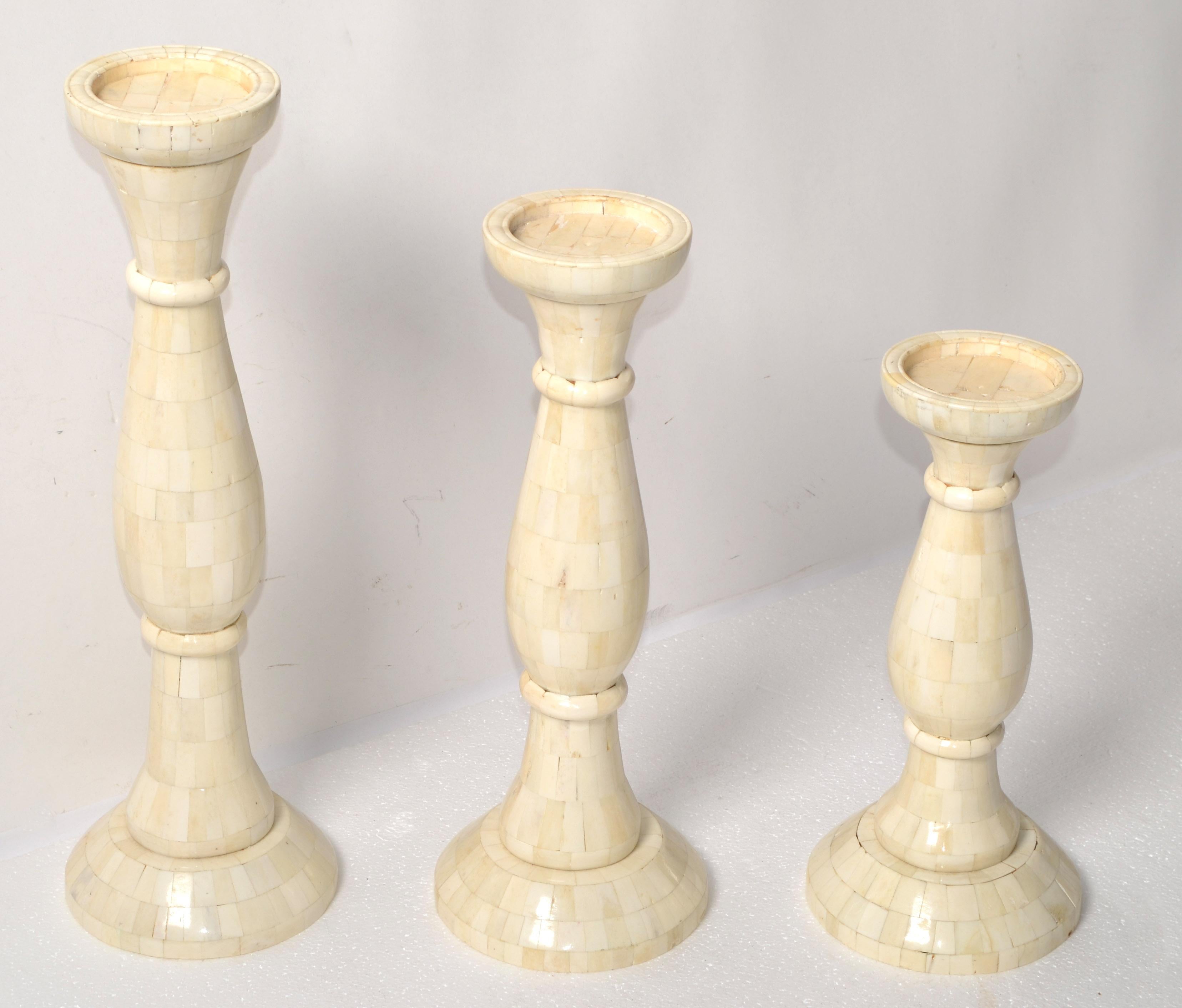 Hollywood Regency 3 grandi portacandele a nido realizzati a mano in legno tornito madreperlato 1970 in vendita