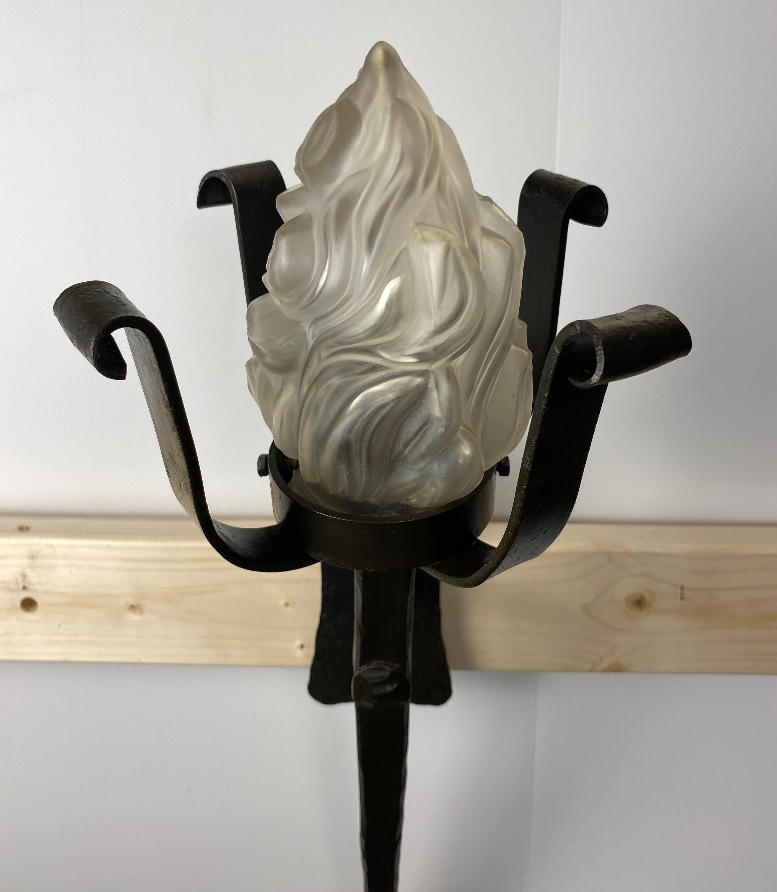Plongez votre intérieur dans la chaleur de l'époque coloniale espagnole avec ce trio captivant d'appliques en fer forgé à la main.  Exhalant un sens de l'histoire et de l'artisanat, ces appliques monumentales présentent une riche patine qui ajoute à