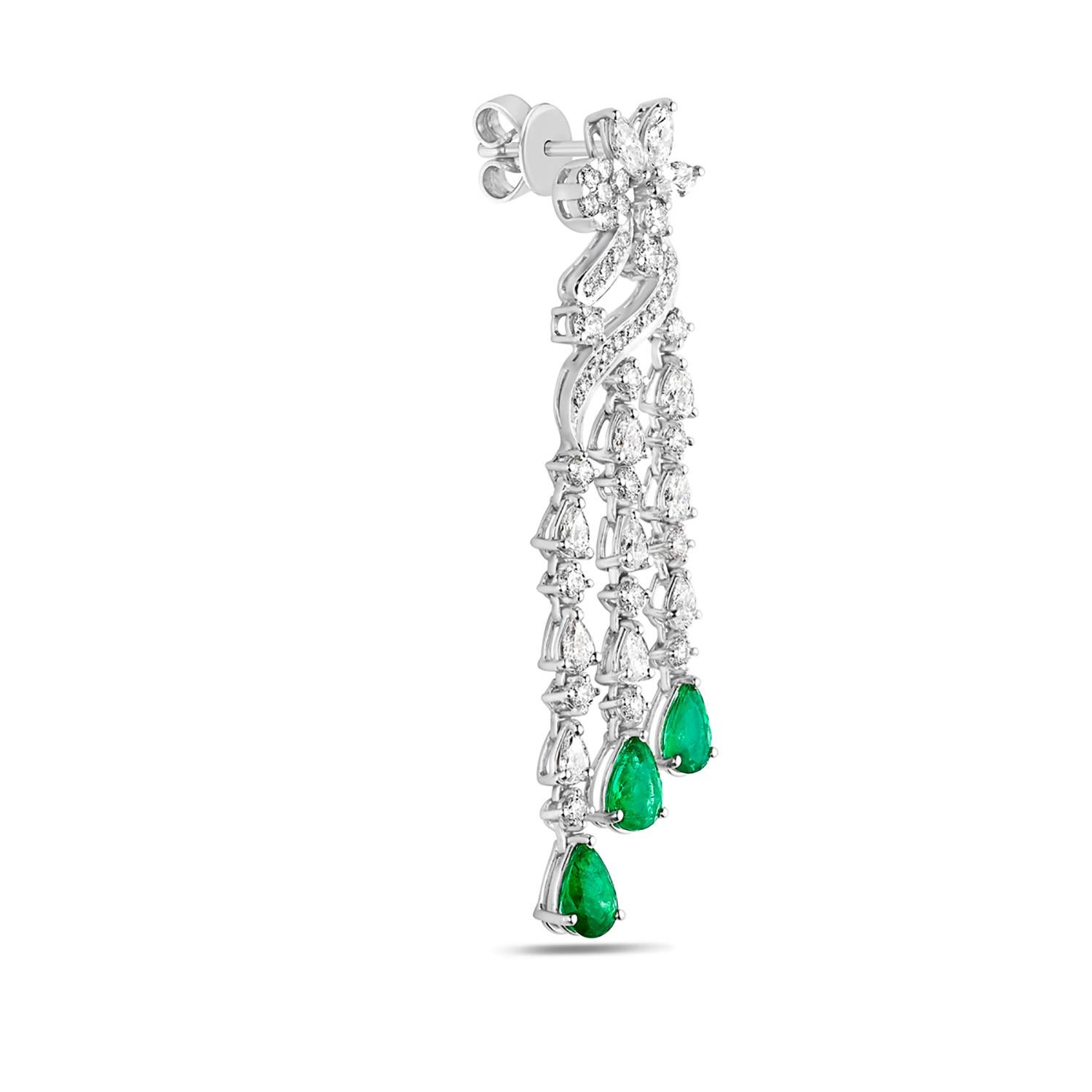Contemporaneo Orecchino a 3 linee con smeraldo dello Zambia a goccia e diamante VS in oro bianco 18 carati in vendita