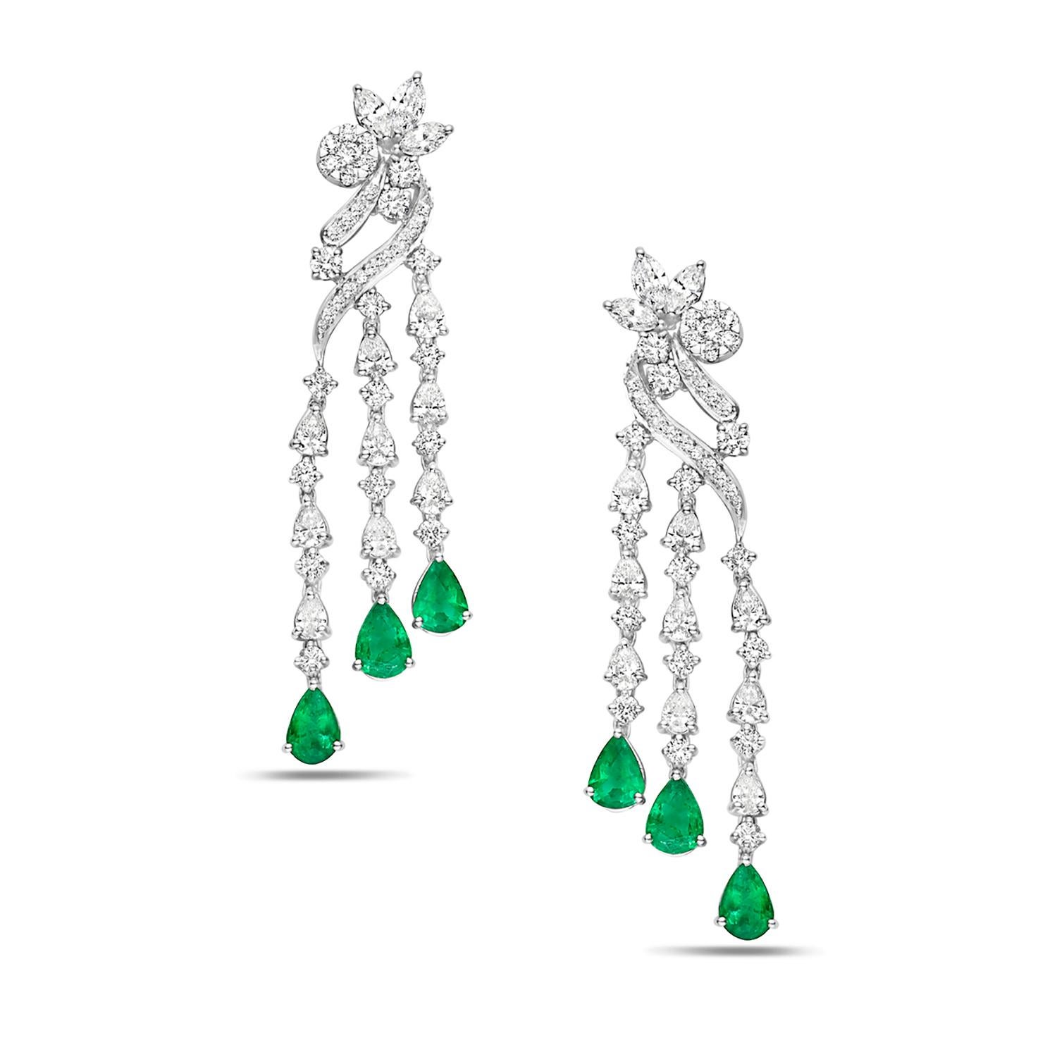 Orecchino a 3 linee con smeraldo dello Zambia a goccia e diamante VS in oro bianco 18 carati In condizioni Nuovo in vendita a New York, NY