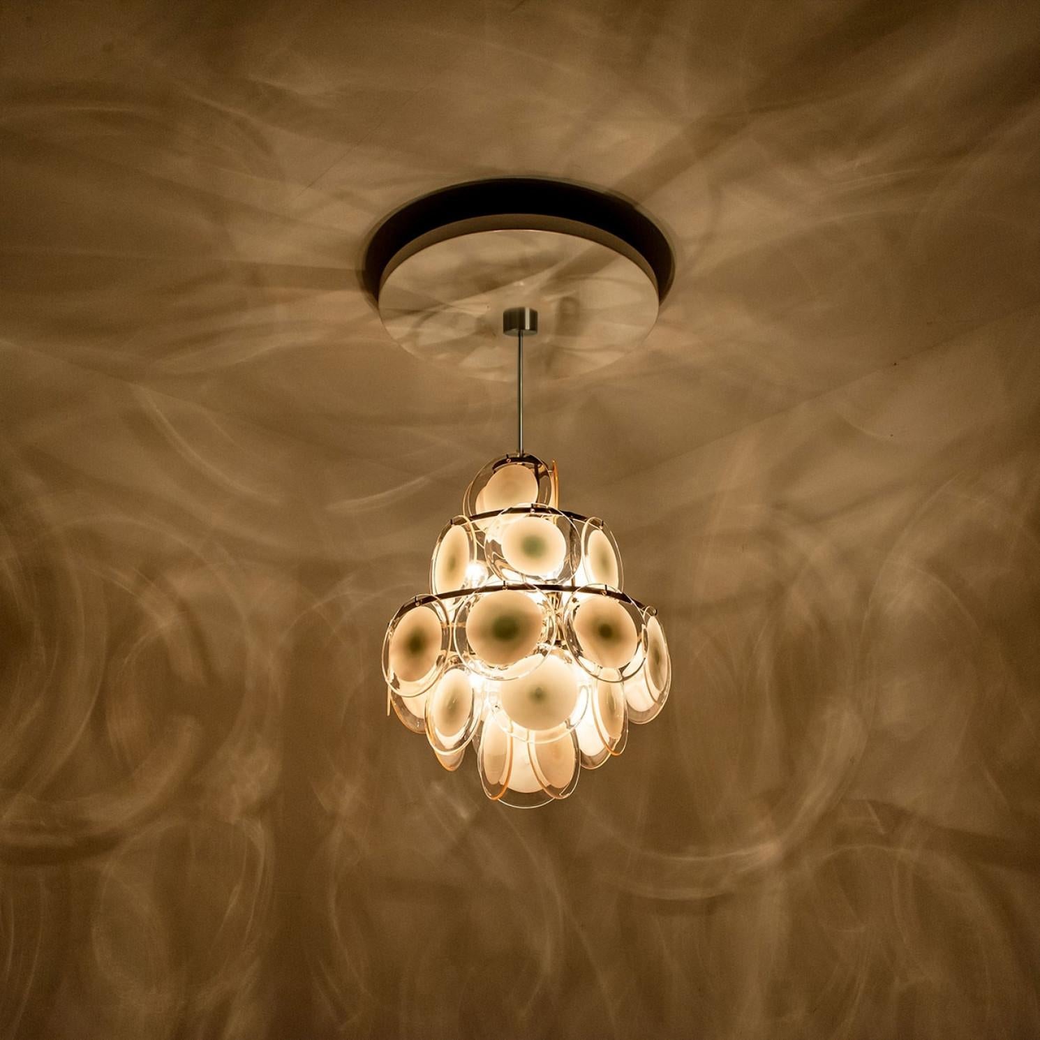 Araña de 3 capas de cristal de Murano y latón al estilo de Vistosi, Italia en venta 2