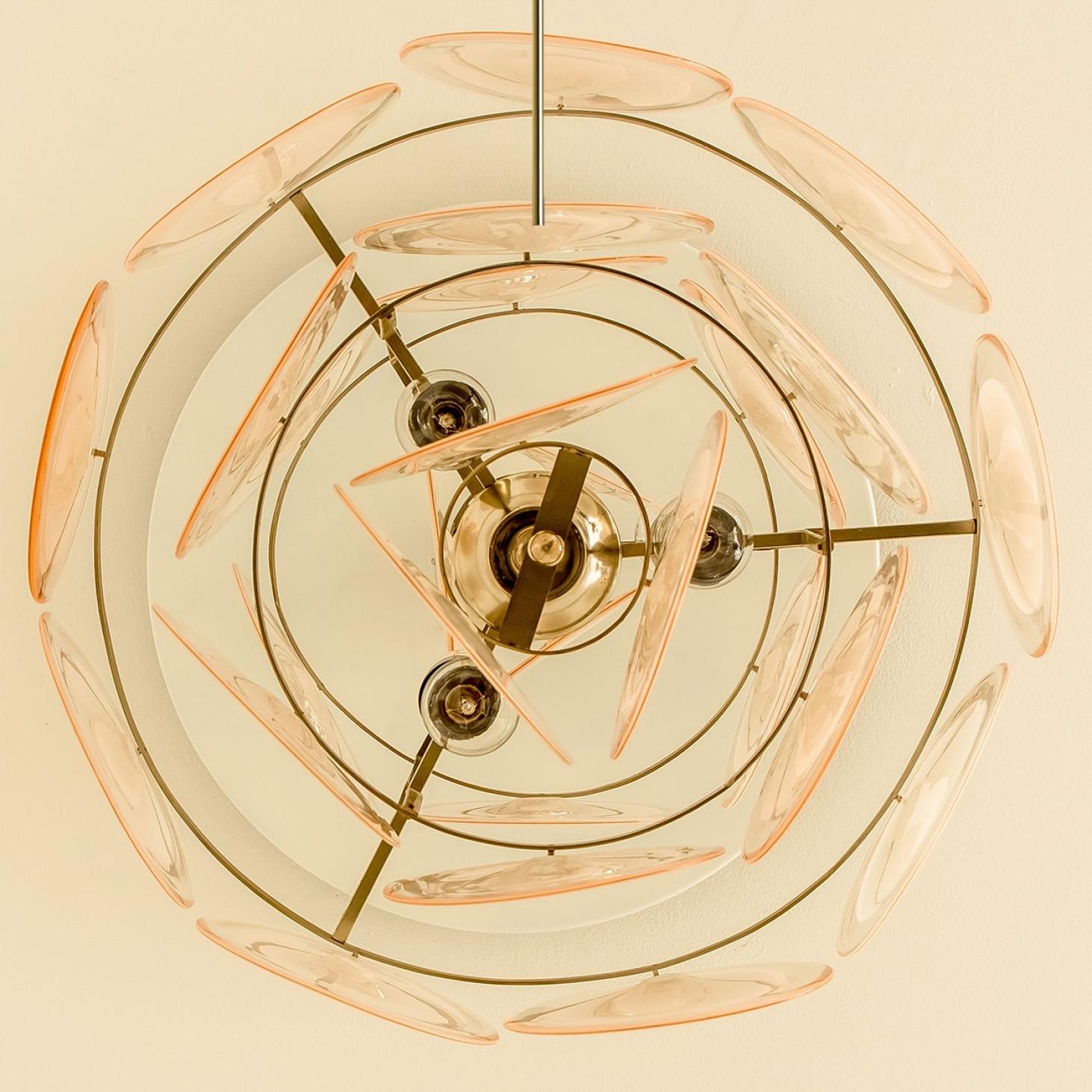 Araña de 3 capas de cristal de Murano y latón al estilo de Vistosi, Italia en venta 3