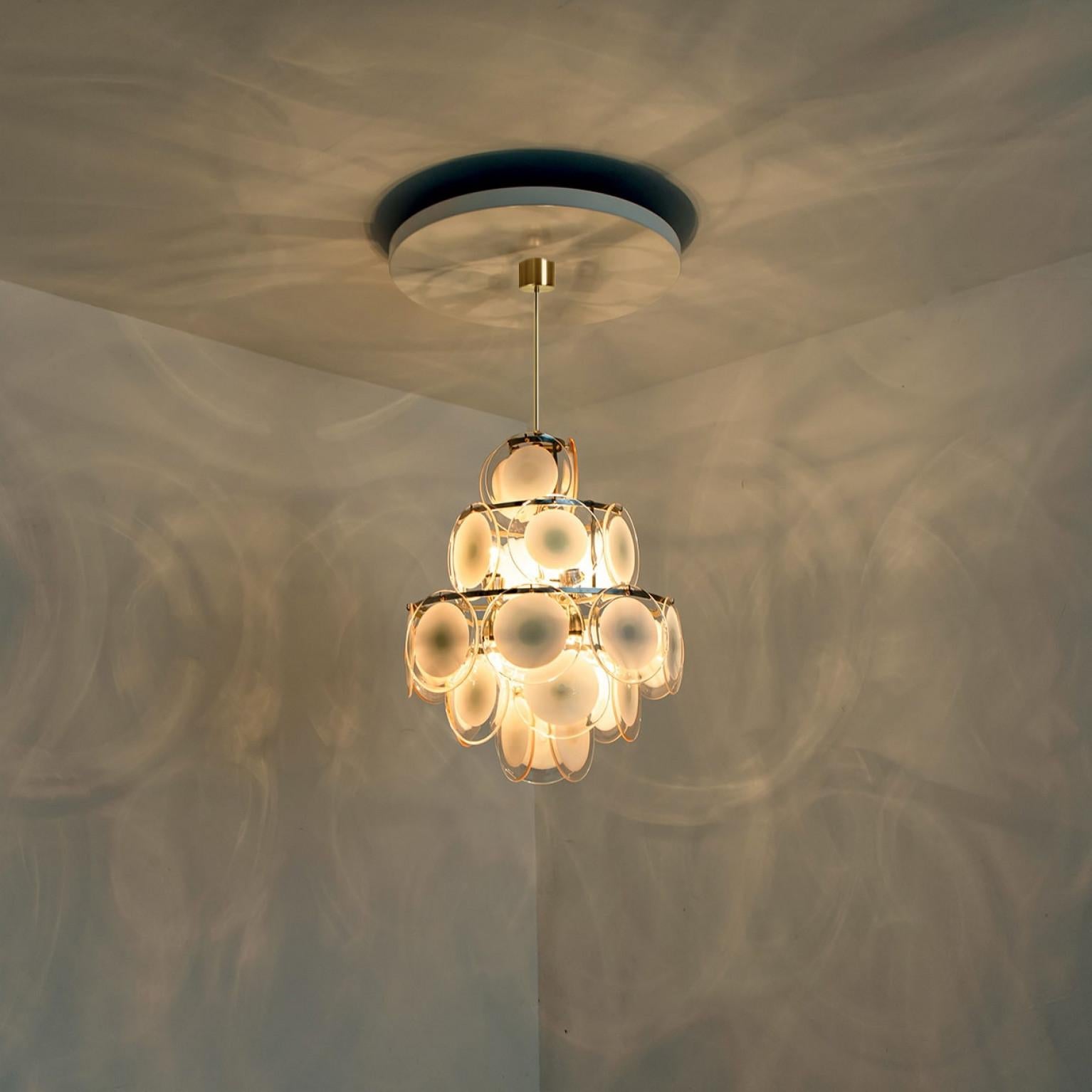 Araña de 3 capas de cristal de Murano y latón al estilo de Vistosi, Italia en venta 4