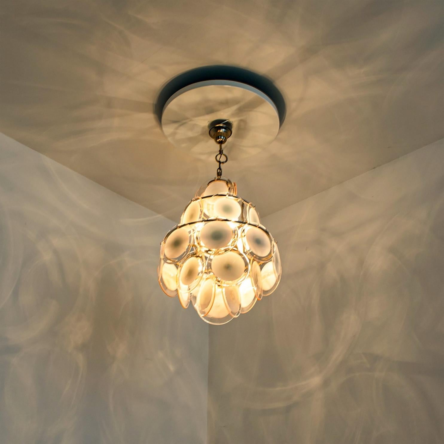 Araña de 3 capas de cristal de Murano y latón al estilo de Vistosi, Italia en venta 6