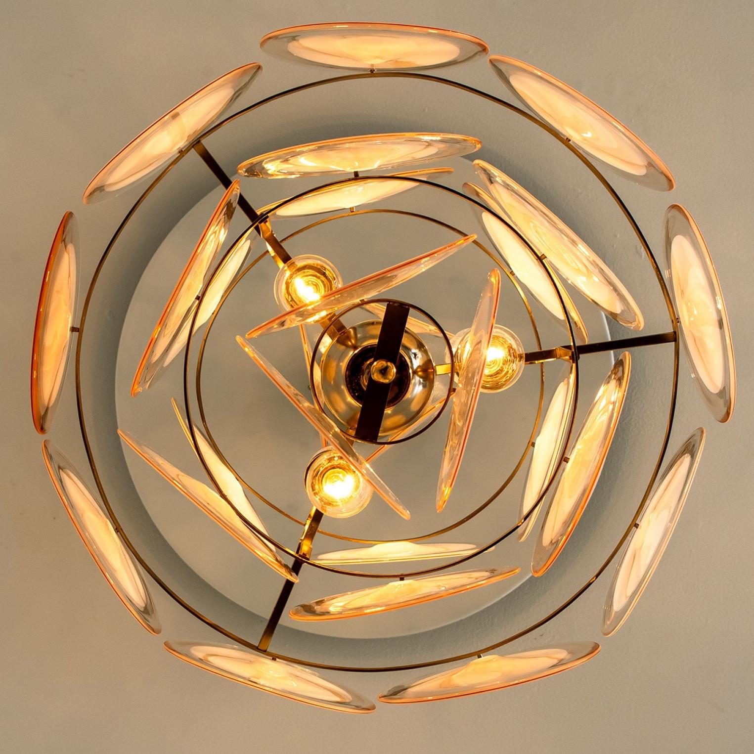 Araña de 3 capas de cristal de Murano y latón al estilo de Vistosi, Italia finales del siglo XX en venta
