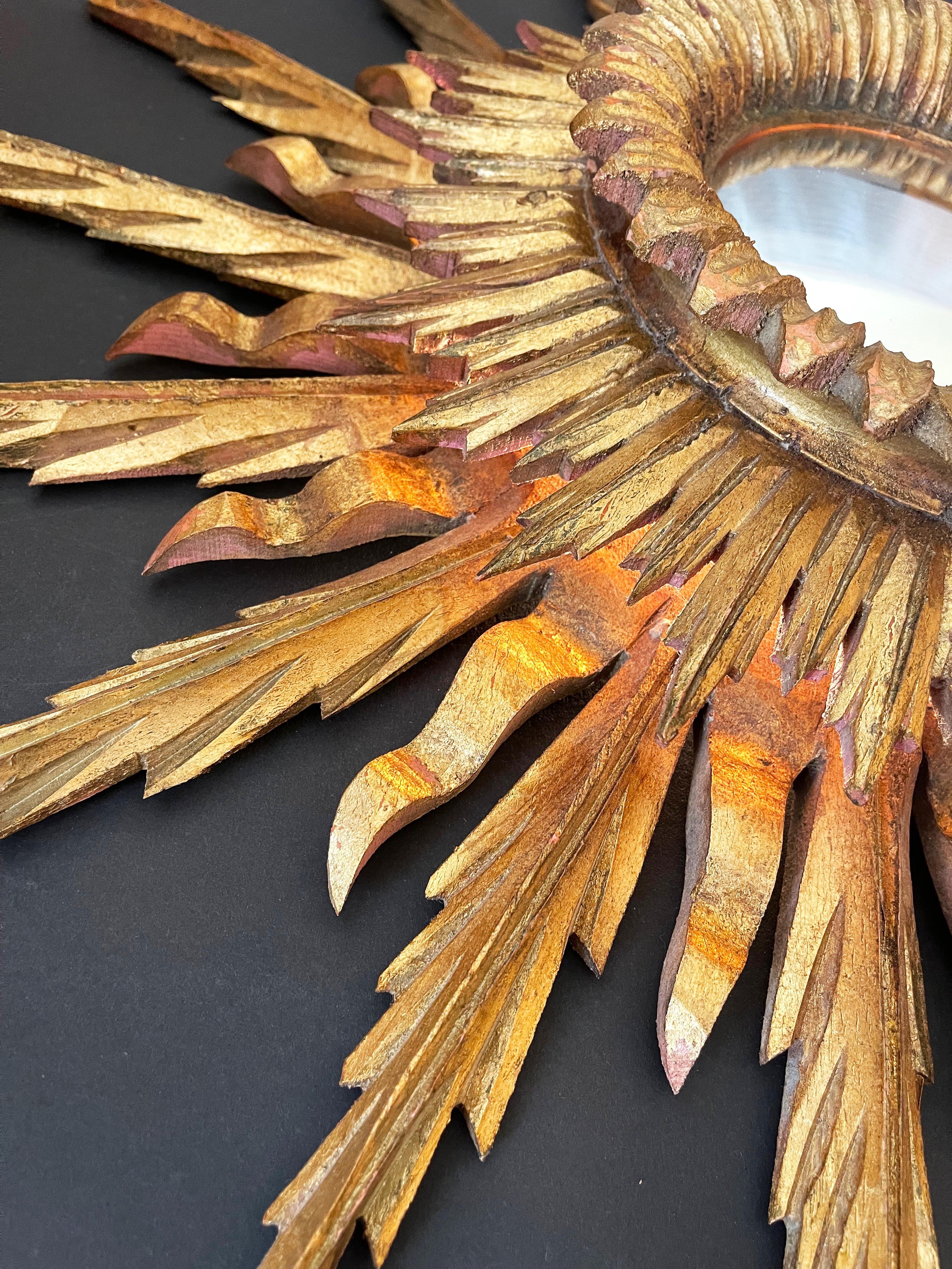 Espejo convexo de 3 capas, retroiluminado, madera dorada explosiva Años 60, Francia Hecho a mano