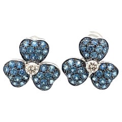 Boucles d'oreilles trèfle à 3 feuilles en or blanc 18 carats serties de saphirs bleus et de diamants