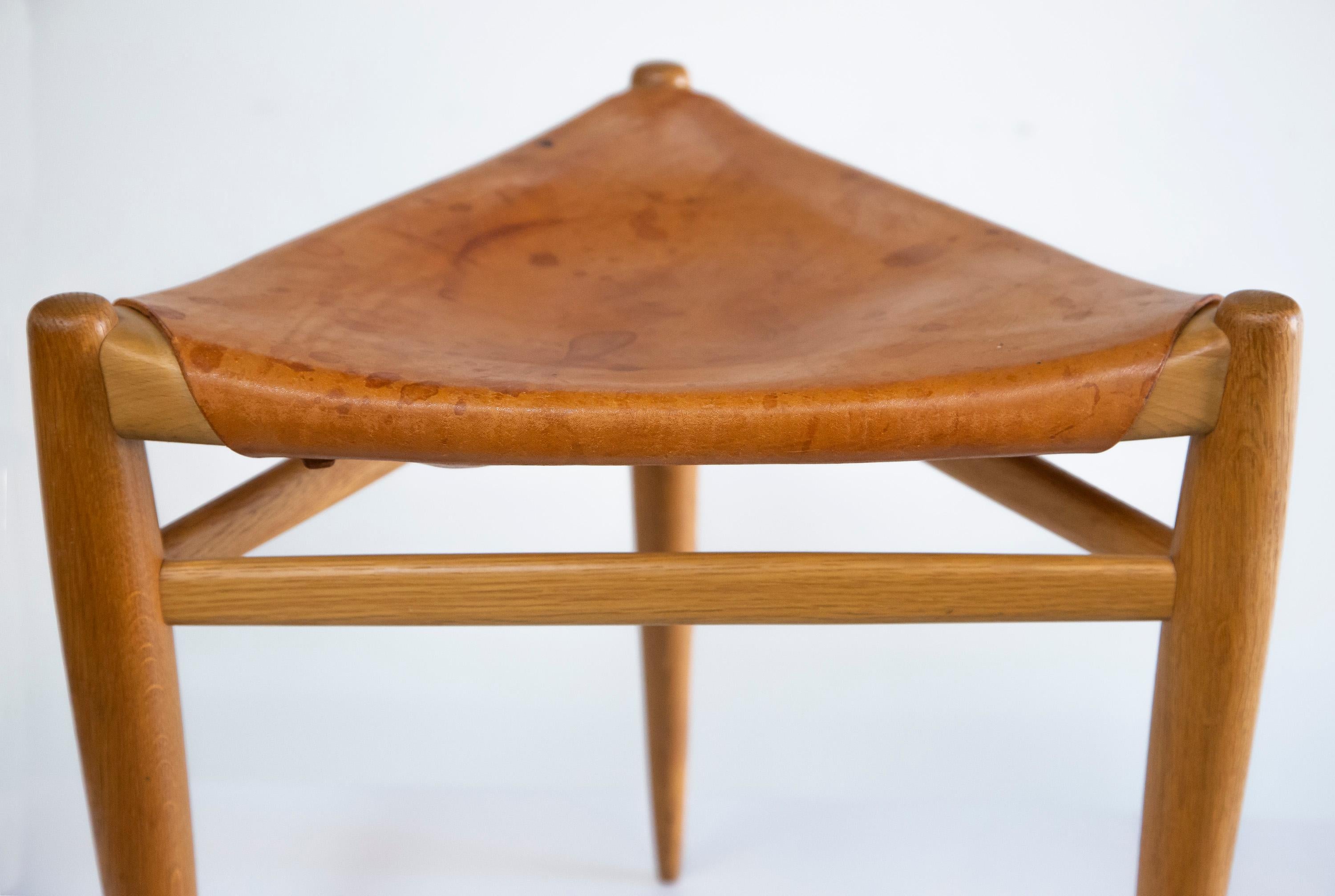 Tabouret à 3 pieds en Oak par Uno & Östen Kristiansson, Luxus - Vittsjö Suède années 60 en vente 4