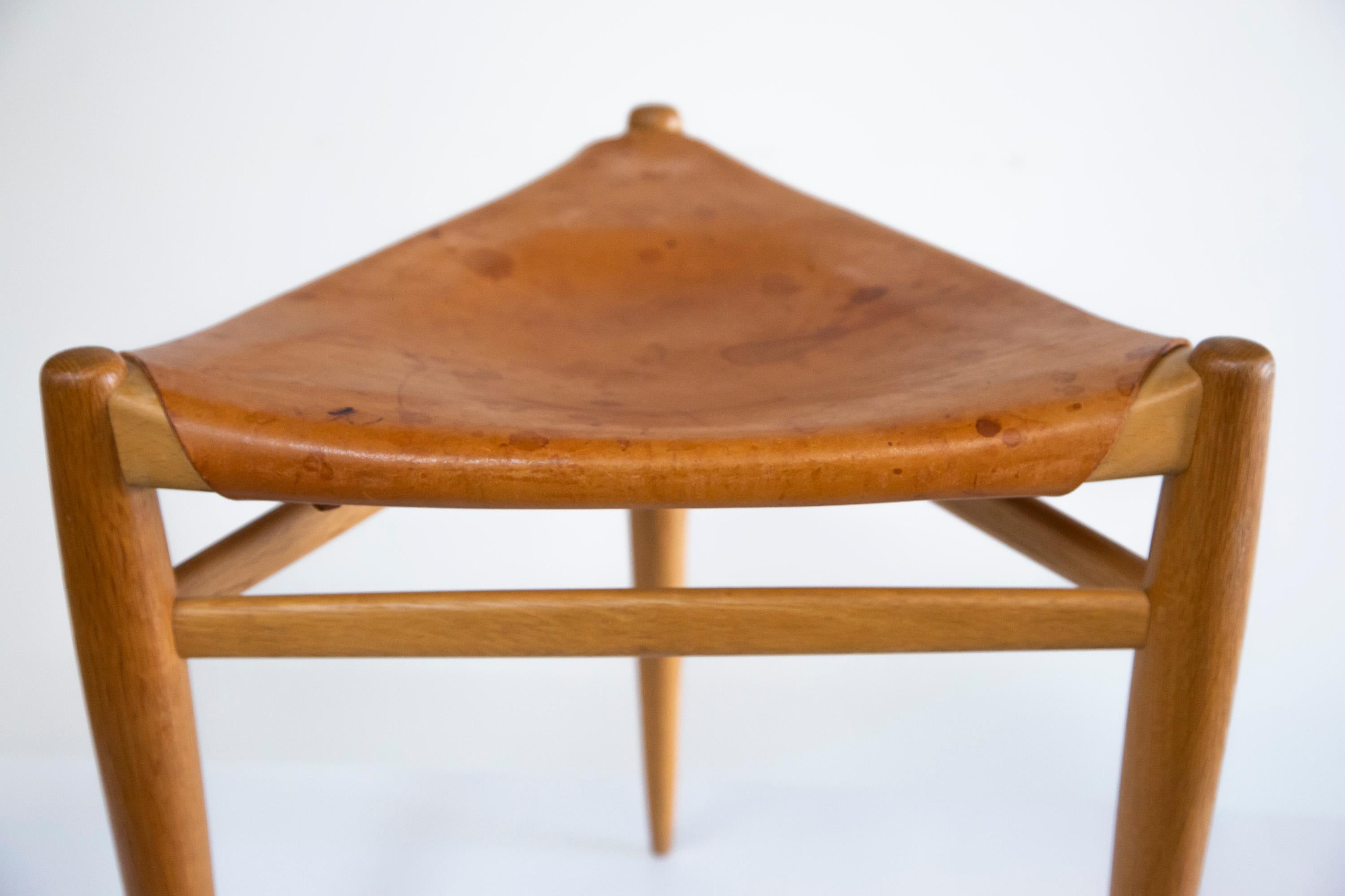 Tabouret à 3 pieds en Oak par Uno & Östen Kristiansson, Luxus - Vittsjö Suède années 60 en vente 5
