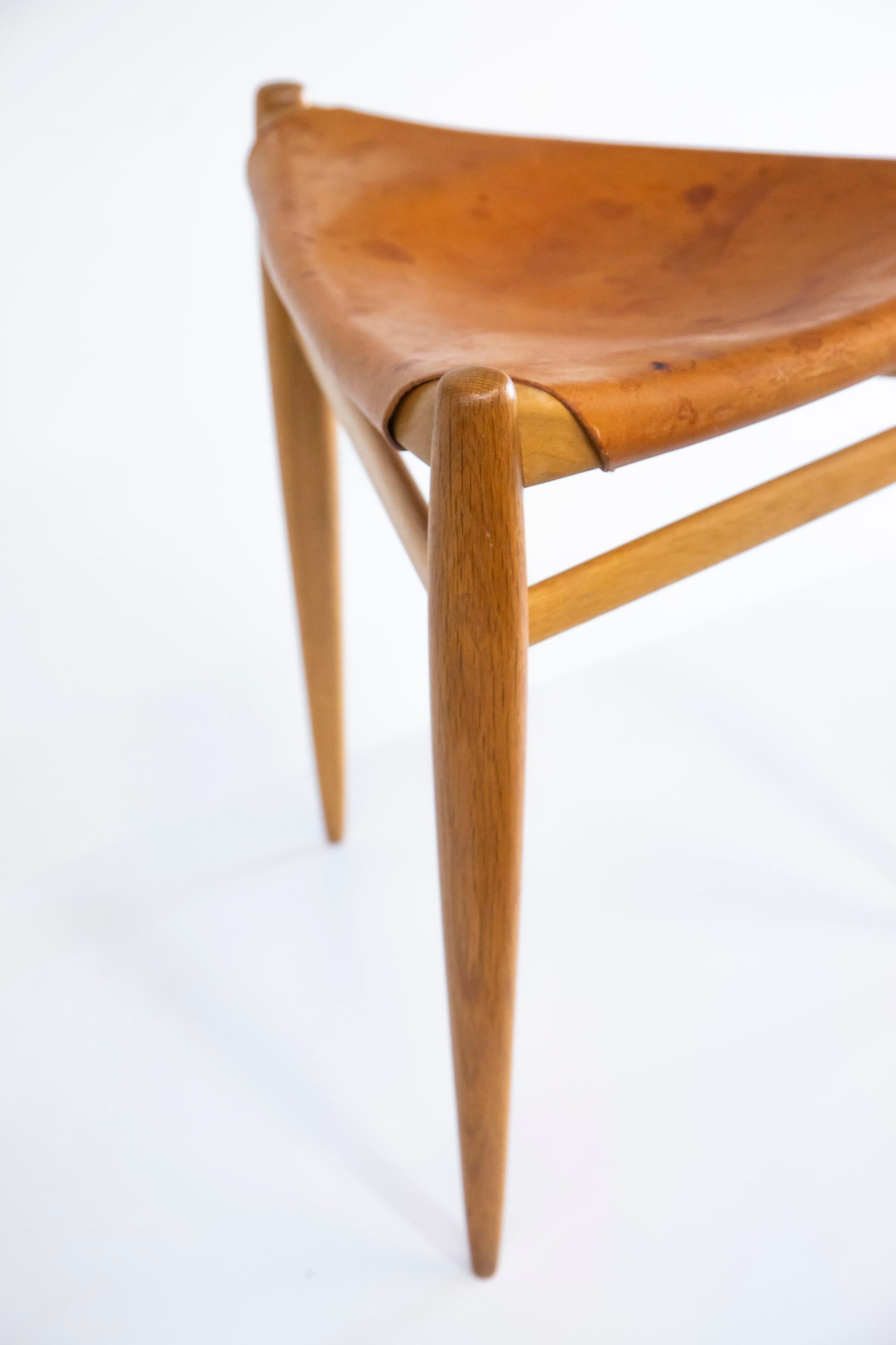 Tabouret à 3 pieds en Oak par Uno & Östen Kristiansson, Luxus - Vittsjö Suède années 60 en vente 6