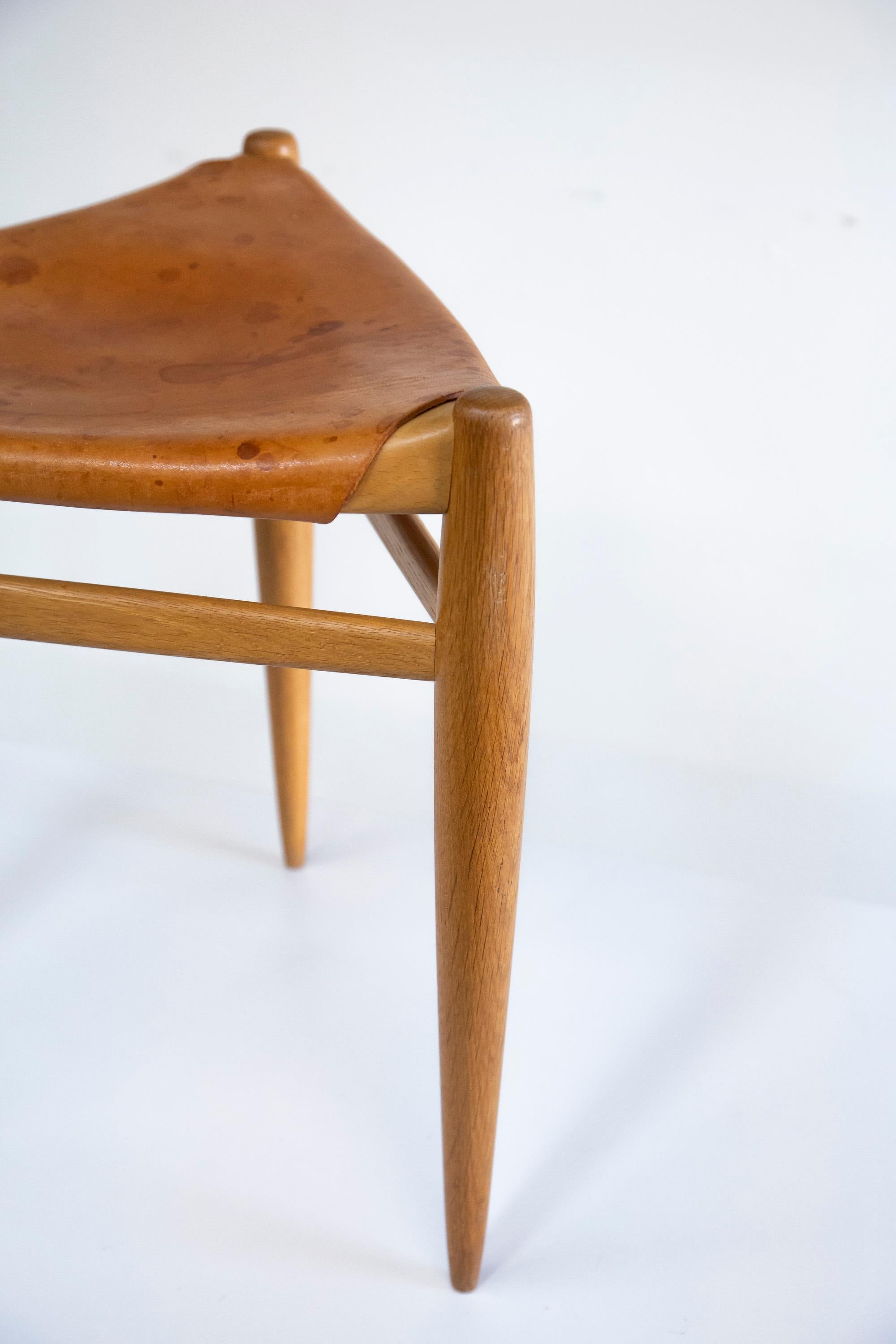 Tabouret à 3 pieds en Oak par Uno & Östen Kristiansson, Luxus - Vittsjö Suède années 60 en vente 7