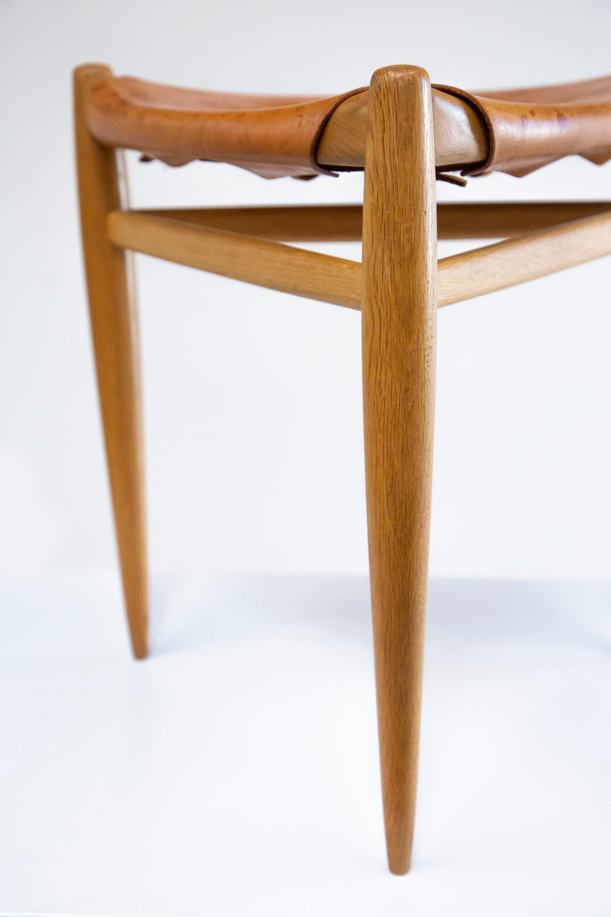 Tabouret à 3 pieds en Oak par Uno & Östen Kristiansson, Luxus - Vittsjö Suède années 60 Bon état - En vente à Los Angeles, CA