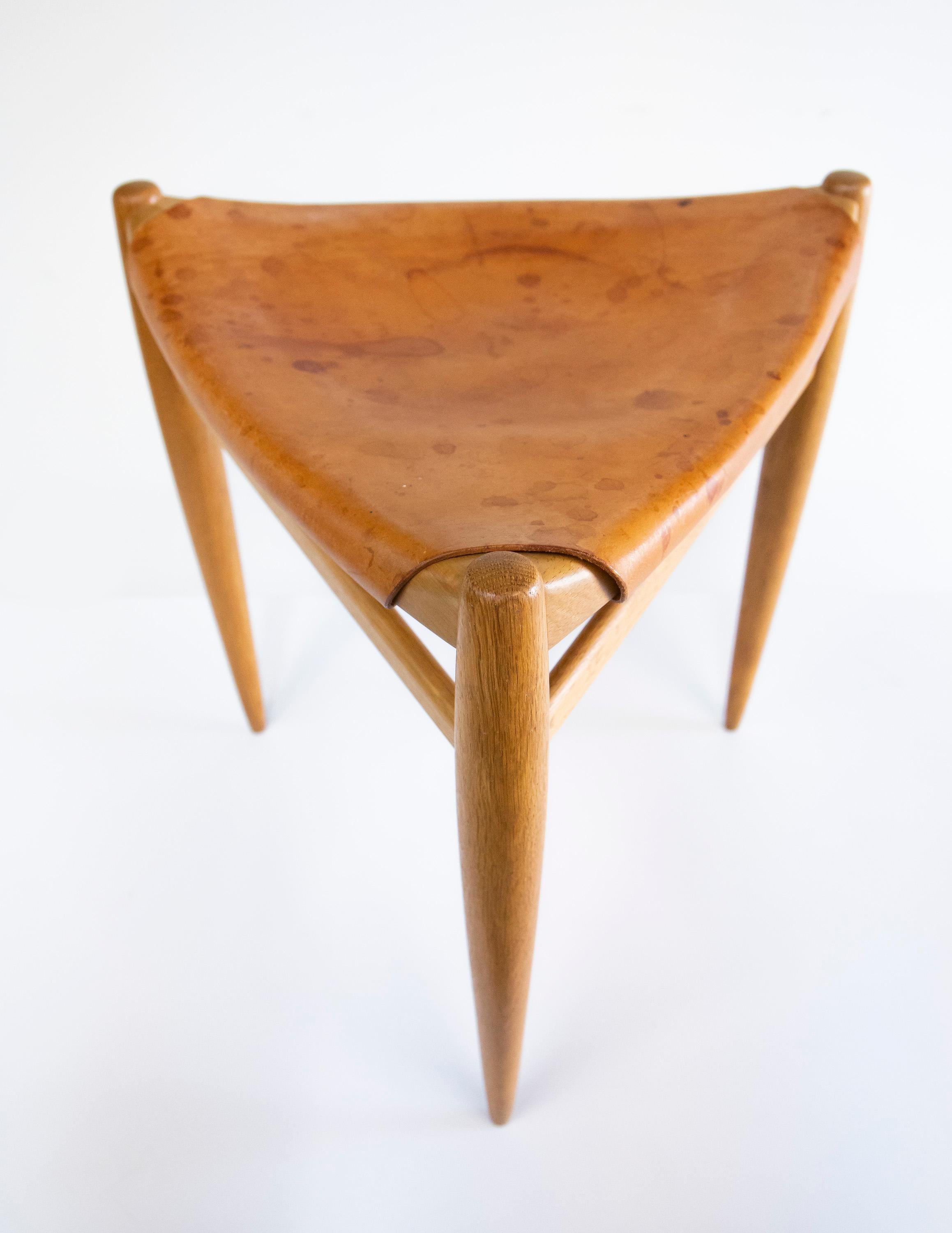 20ième siècle Tabouret à 3 pieds en Oak par Uno & Östen Kristiansson, Luxus - Vittsjö Suède années 60 en vente