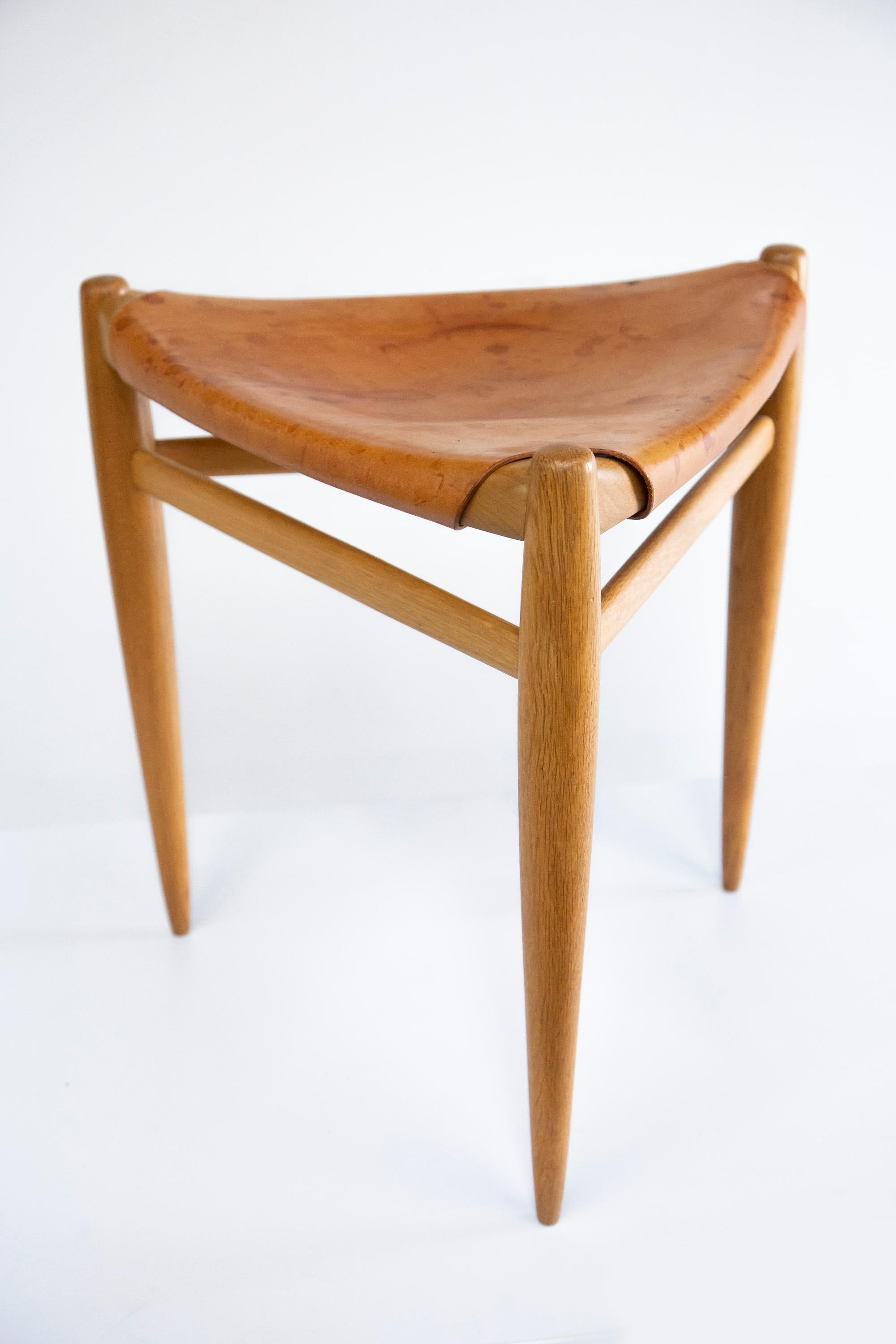 Métal Tabouret à 3 pieds en Oak par Uno & Östen Kristiansson, Luxus - Vittsjö Suède années 60 en vente