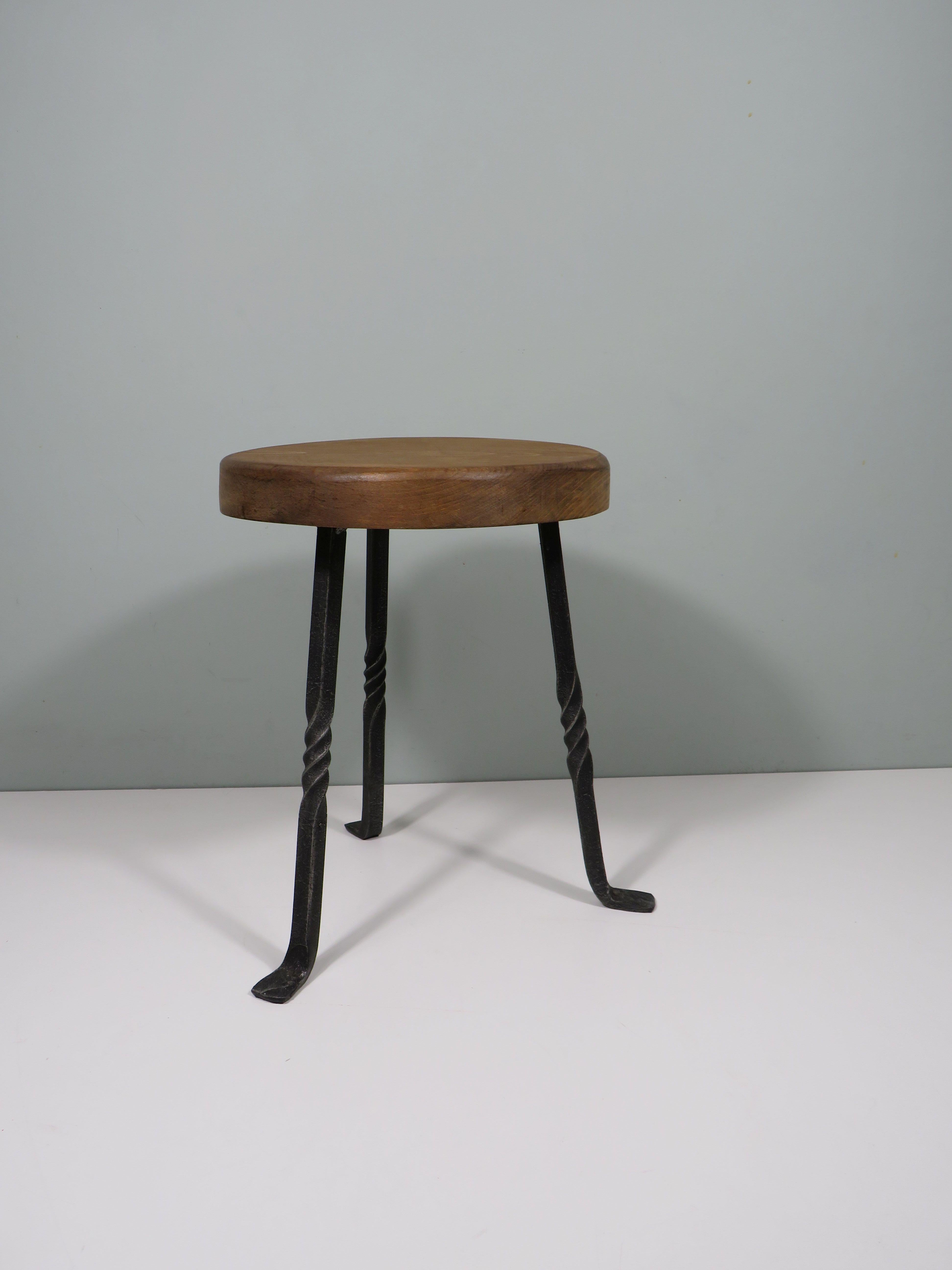 60er Jahre Hocker - Stilvoll und authentisch
Ein wahres Stück Geschichte für Ihr Interieur: Dieser dreibeinige Hocker vereint das Beste aus Vintage-Design und Handwerkskunst. Die runde Sitzfläche aus dicker Eiche strahlt Wärme und Charakter aus,