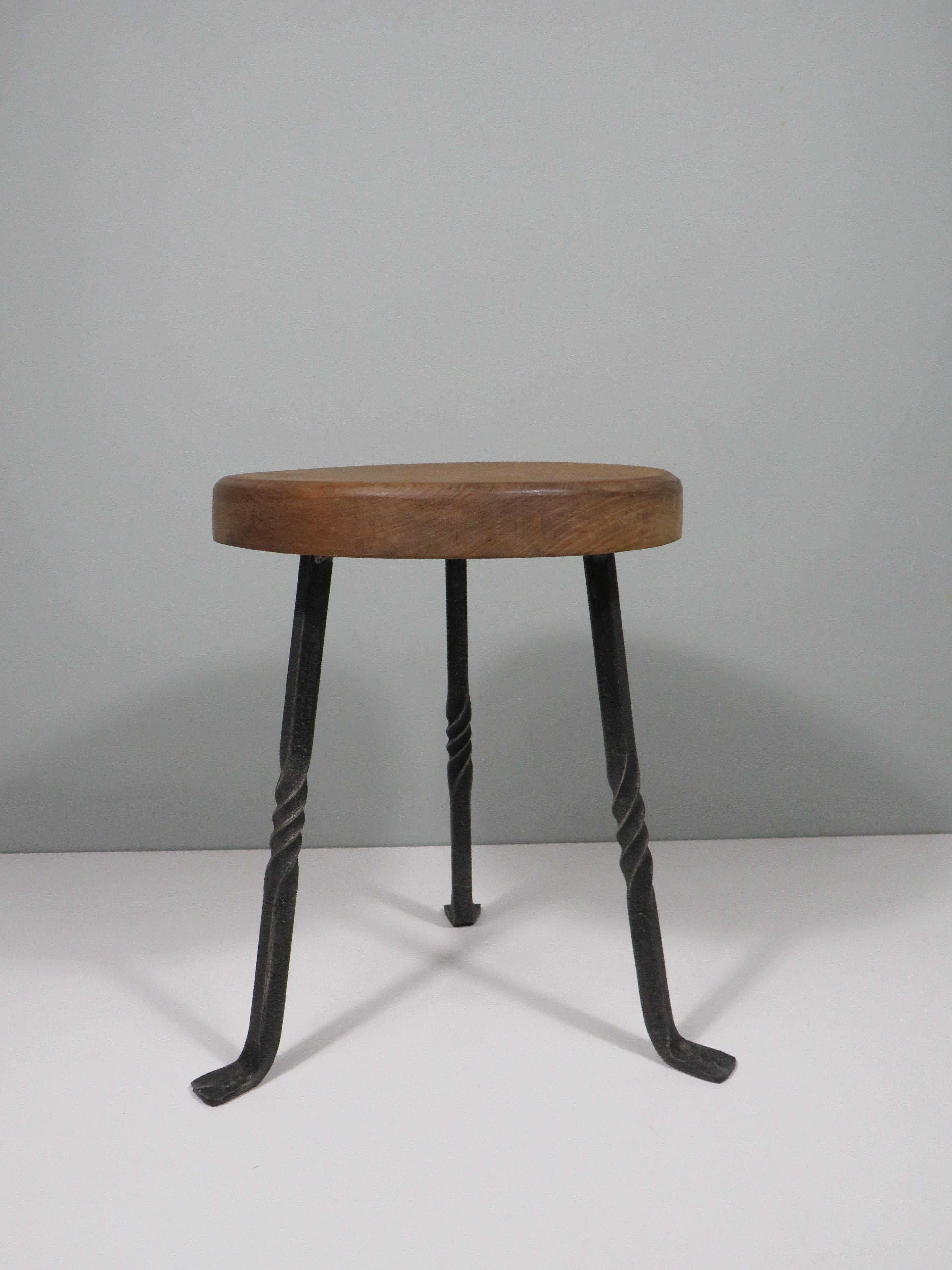 3-beiniger Hocker mit dickem, rundem Eichensitz und schmiedeeisernem Fuß, Frankreich 1960 (Brutalismus) im Angebot