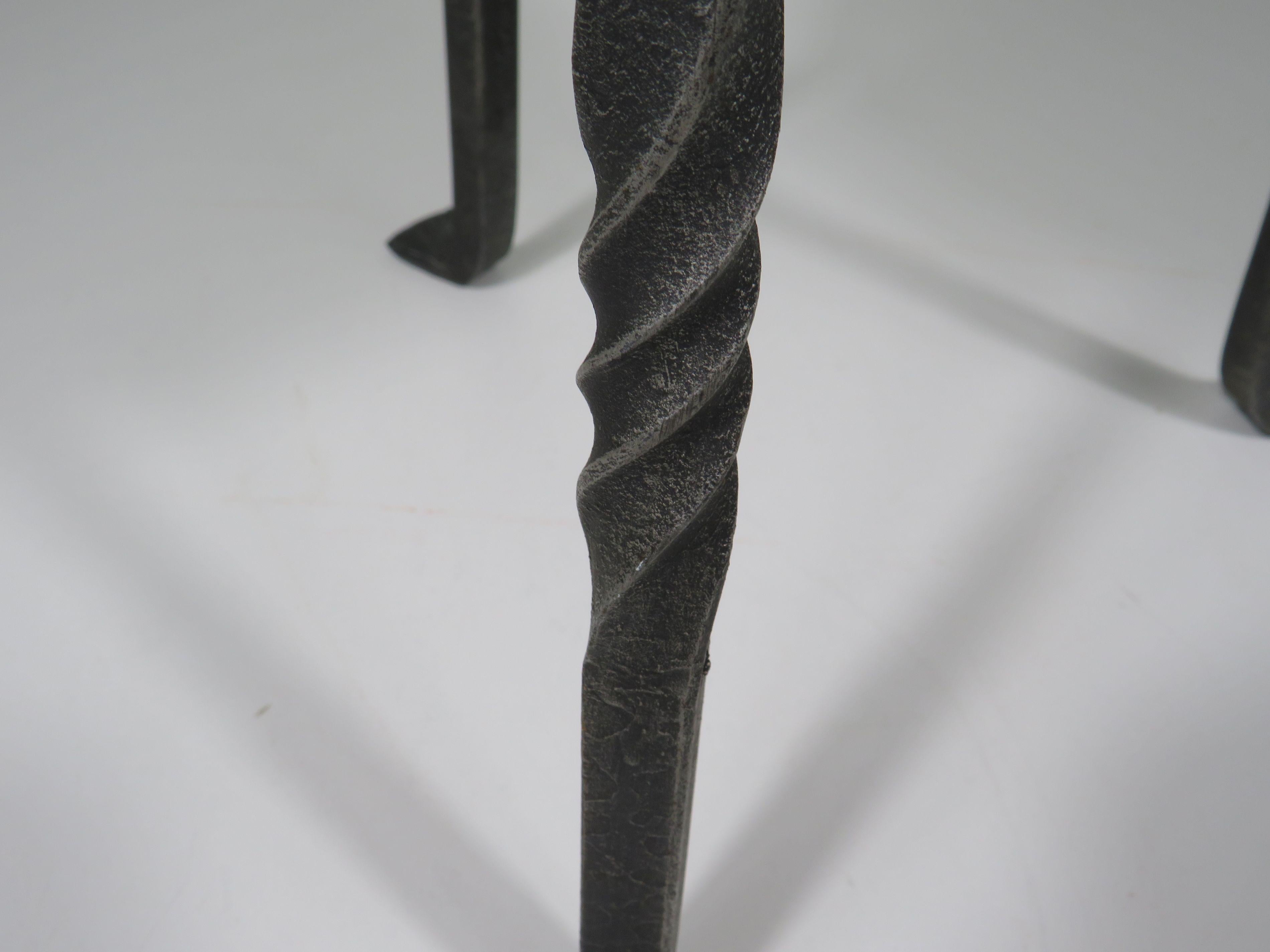 3-beiniger Hocker mit dickem, rundem Eichensitz und schmiedeeisernem Fuß, Frankreich 1960 im Zustand „Gut“ im Angebot in Herentals, BE