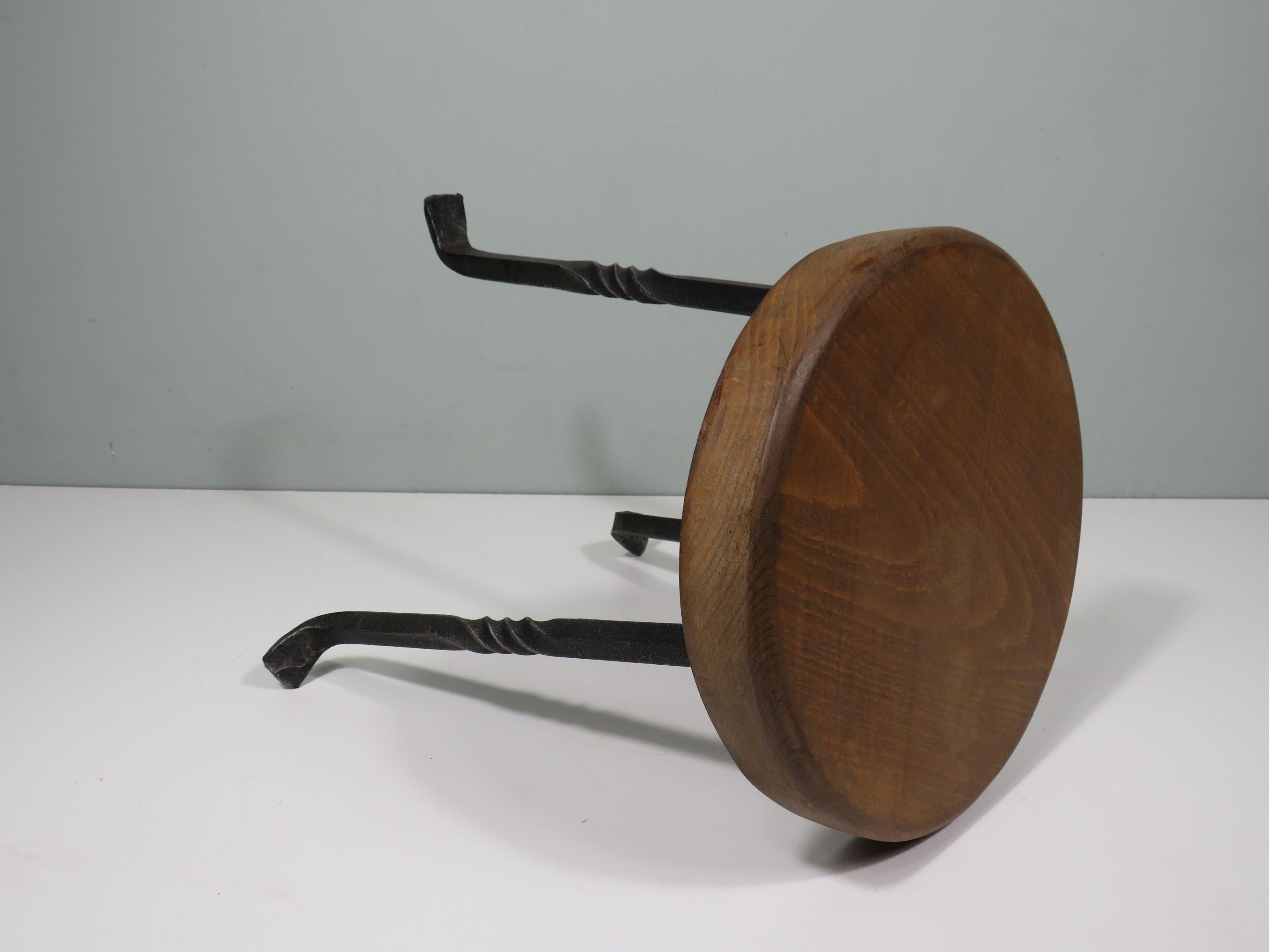 3-beiniger Hocker mit dickem, rundem Eichensitz und schmiedeeisernem Fuß, Frankreich 1960 (Schmiedeeisen) im Angebot