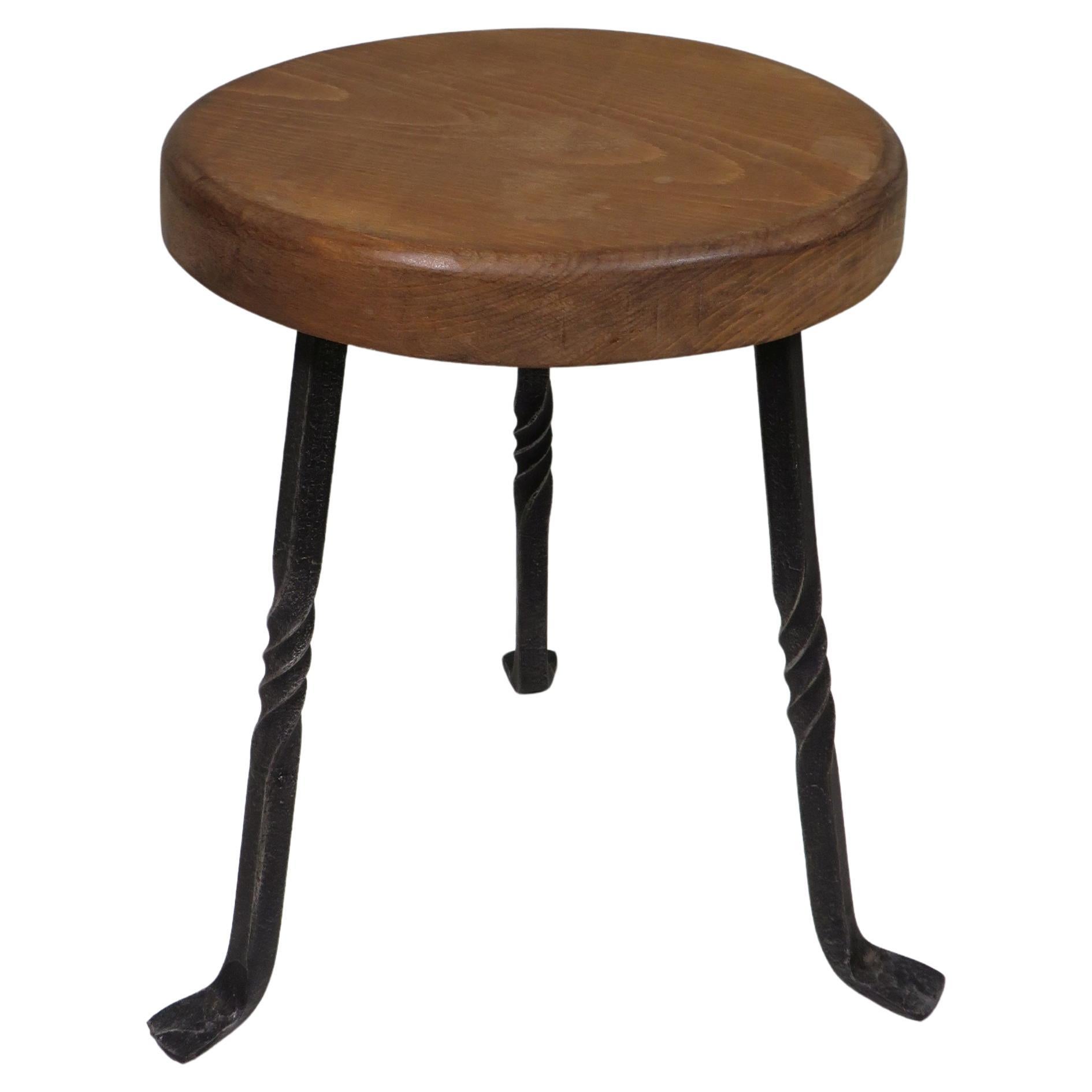 Sgabello a 3 gambe con seduta spessa e rotonda in Oak e base in ferro battuto, Francia 1960