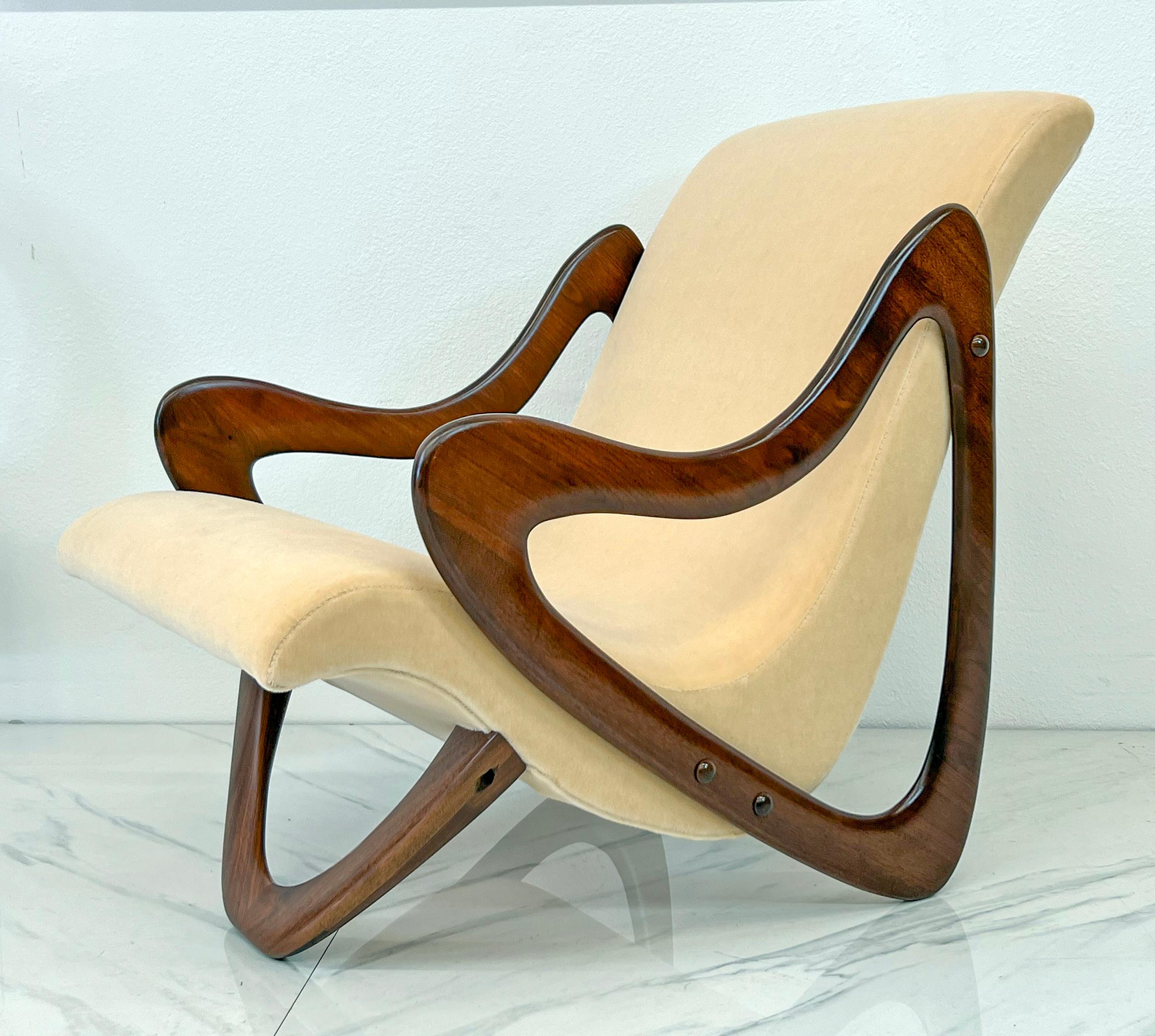 Dieser maßgefertigte, einzigartige Studio-Craft-Stuhl ist ein absolutes Prachtexemplar. Er wurde von einem unbekannten Tischlermeister/Designer gefertigt, der offensichtlich wusste, wie man Holzstücke in pure Magie verwandelt.

Lassen Sie uns