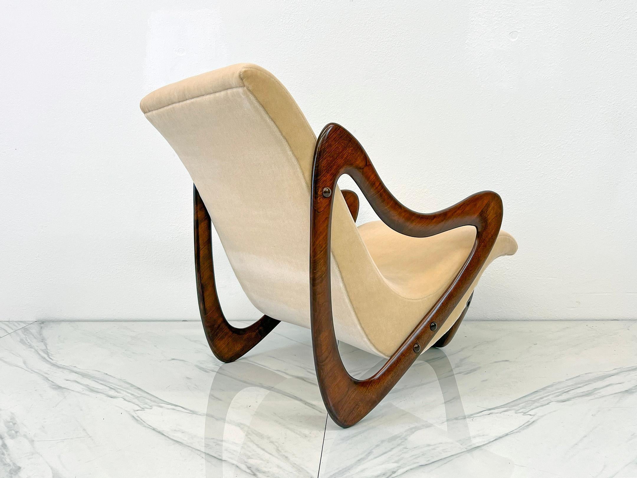 3beiniger Studio Craft-Loungesessel aus Nussbaum und Mohair mit Beinen, 1960er Jahre (Mitte des 20. Jahrhunderts) im Angebot
