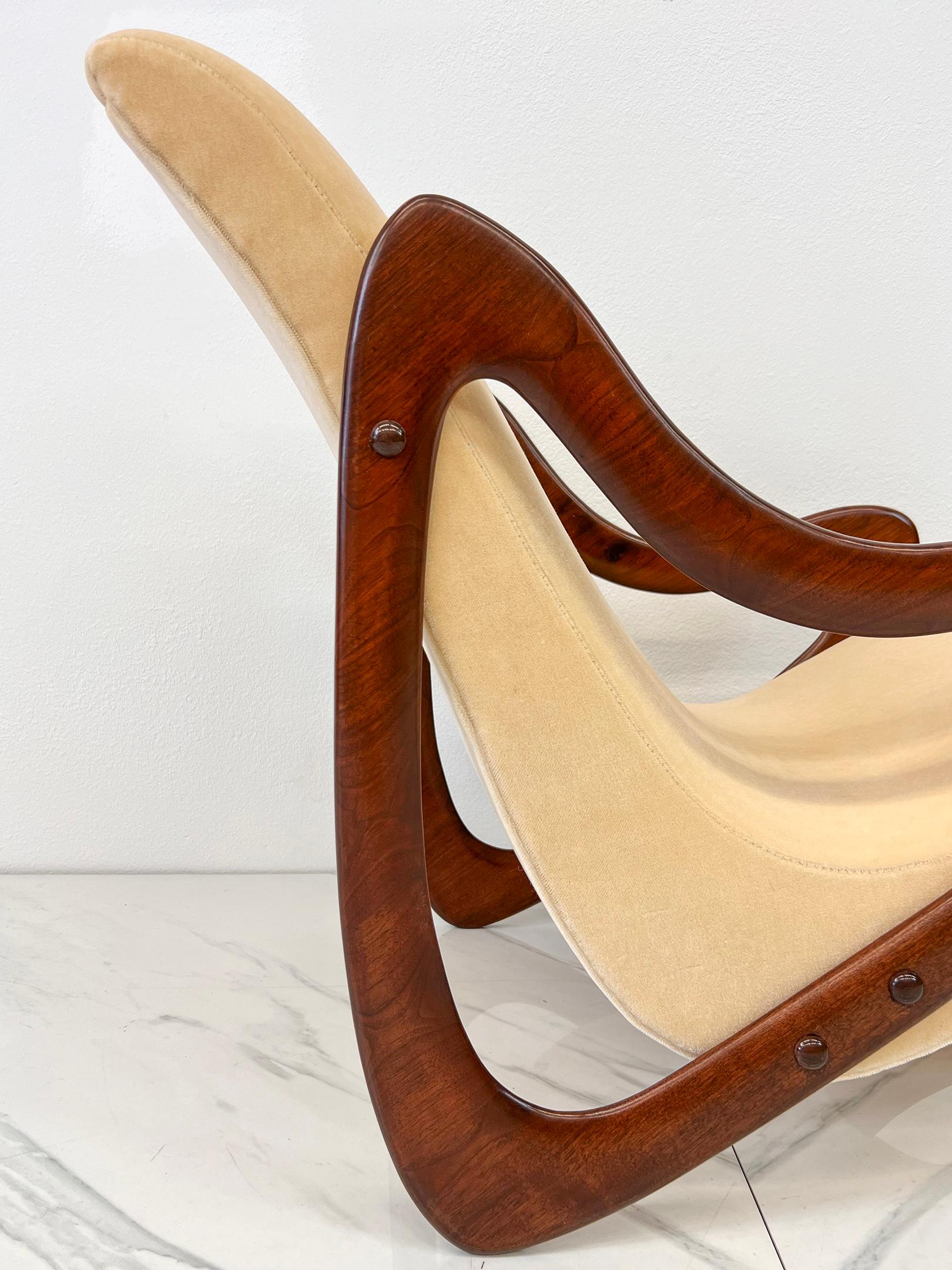 3beiniger Studio Craft-Loungesessel aus Nussbaum und Mohair mit Beinen, 1960er Jahre (Mohairwolle) im Angebot
