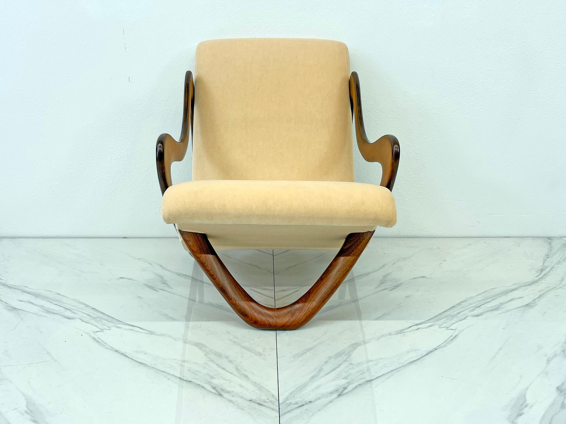3beiniger Studio Craft-Loungesessel aus Nussbaum und Mohair mit Beinen, 1960er Jahre im Angebot 3