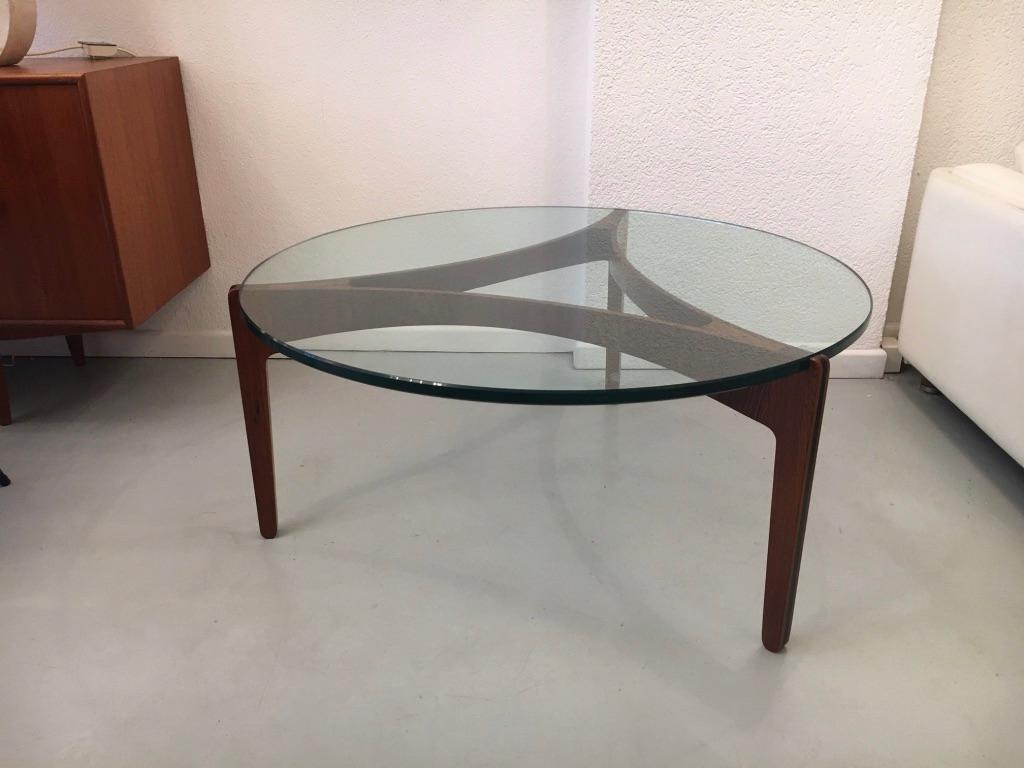 3-legged rosewood base and thick glass (20mm) circular coffee table by Sven Ellekaer produced by Christian Linnebergs Møbelfabrik, Denmark 1960s
Very good vintage condition
Measures: D 103 x H 46.5 cm.