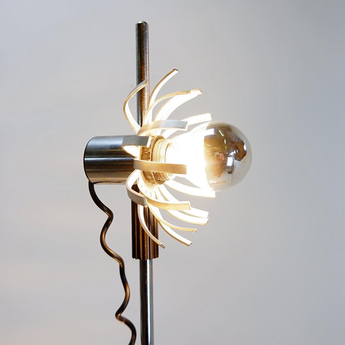 Lámpara de pie de flores regulables de 3 luces - Años 70
Estilo Michel Boyer - Era espacial
Medidas : Ø 22cm H:152cm 
Material : Cromo - Metal - Plástico 
Posibilidad de iluminar las lámparas de flores individualmente.
Restos de cromo picado - la