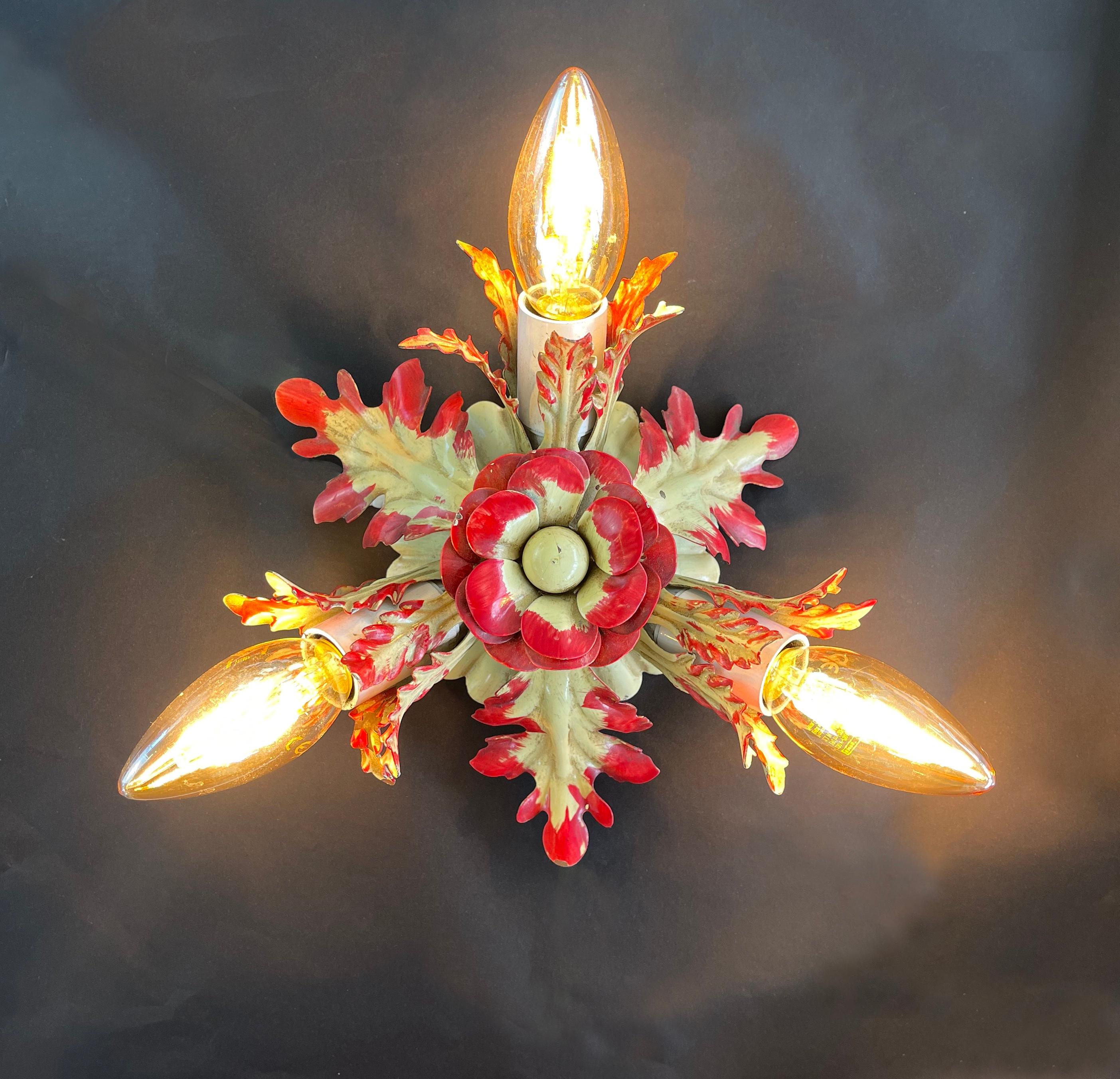 Plafoniera a filo soffitto o parete a foglie e fiori, Studio Banci, Firenze, anni '60.
Il centro di questa imponente lampada di fattura italiana è formato da una rosa, che sfocia in un fogliame di quercia o carciofo.
I colori sono tenuti in giallo