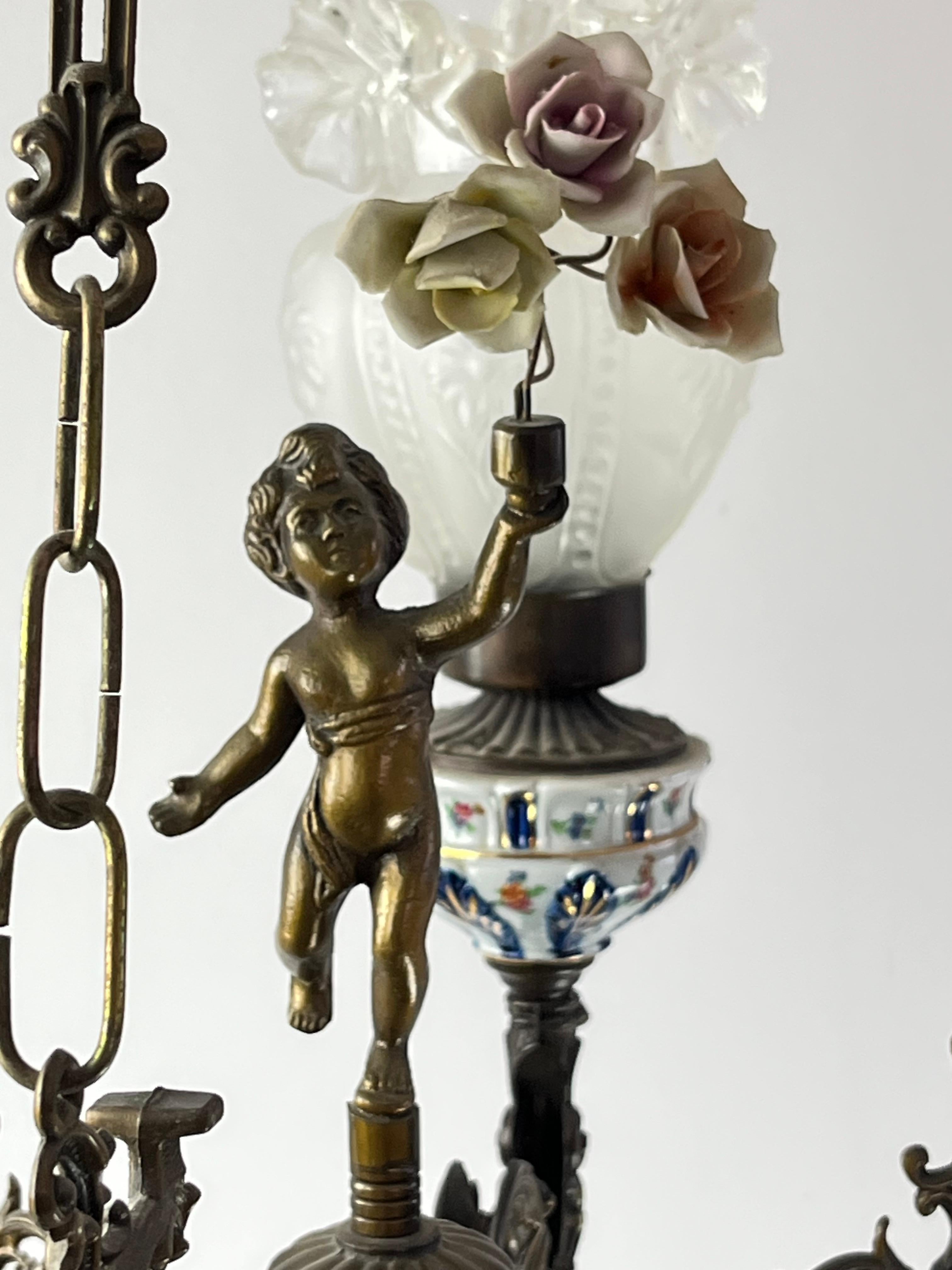 Milieu du XXe siècle Lustre à 3 lumières en bronze, porcelaine et Capodimonte, Italie, années 1940