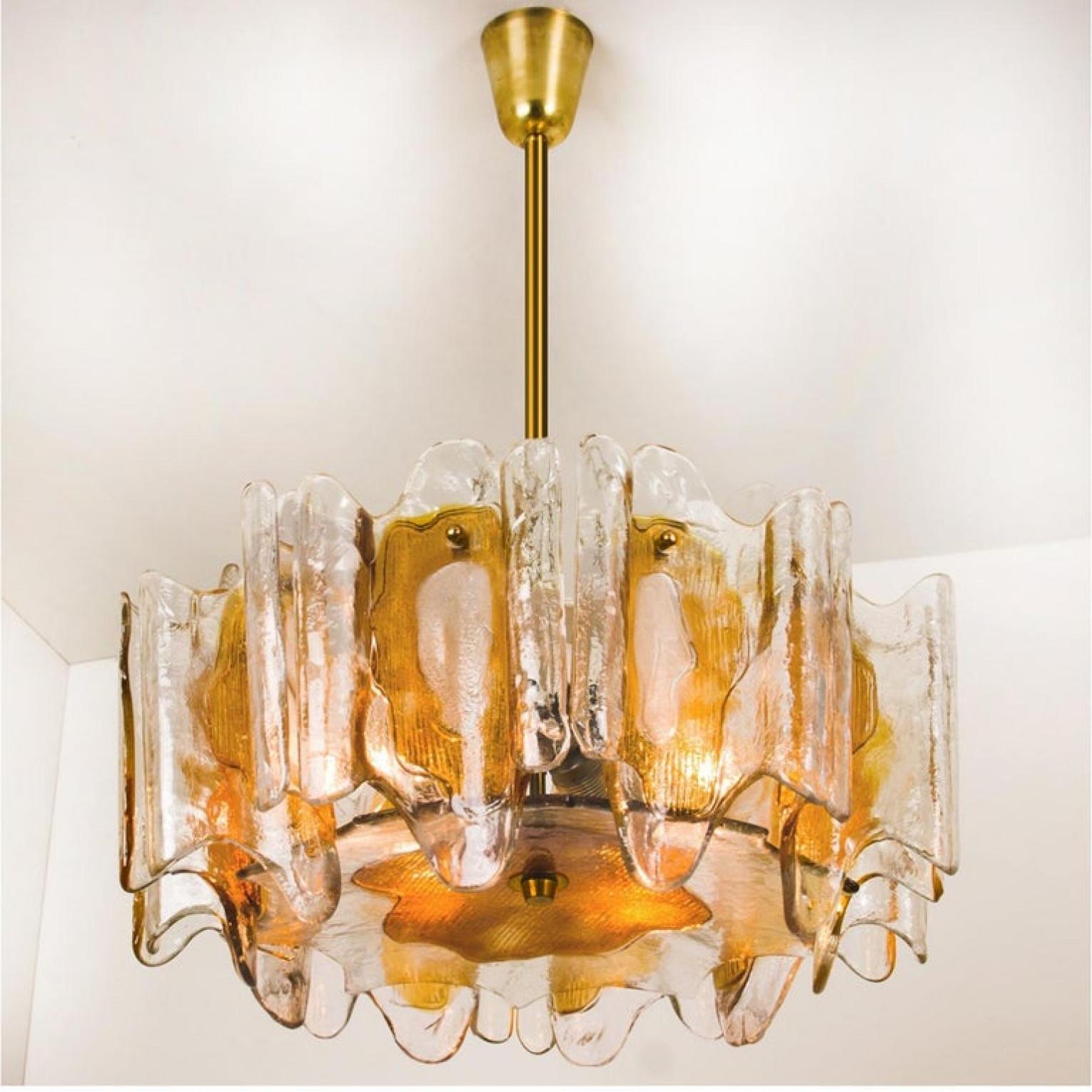 Mid-Century moderno Apparecchi a 3 luci di J&T. Kalmar, Cristallo, 1 lampadario e 2 applique in vendita