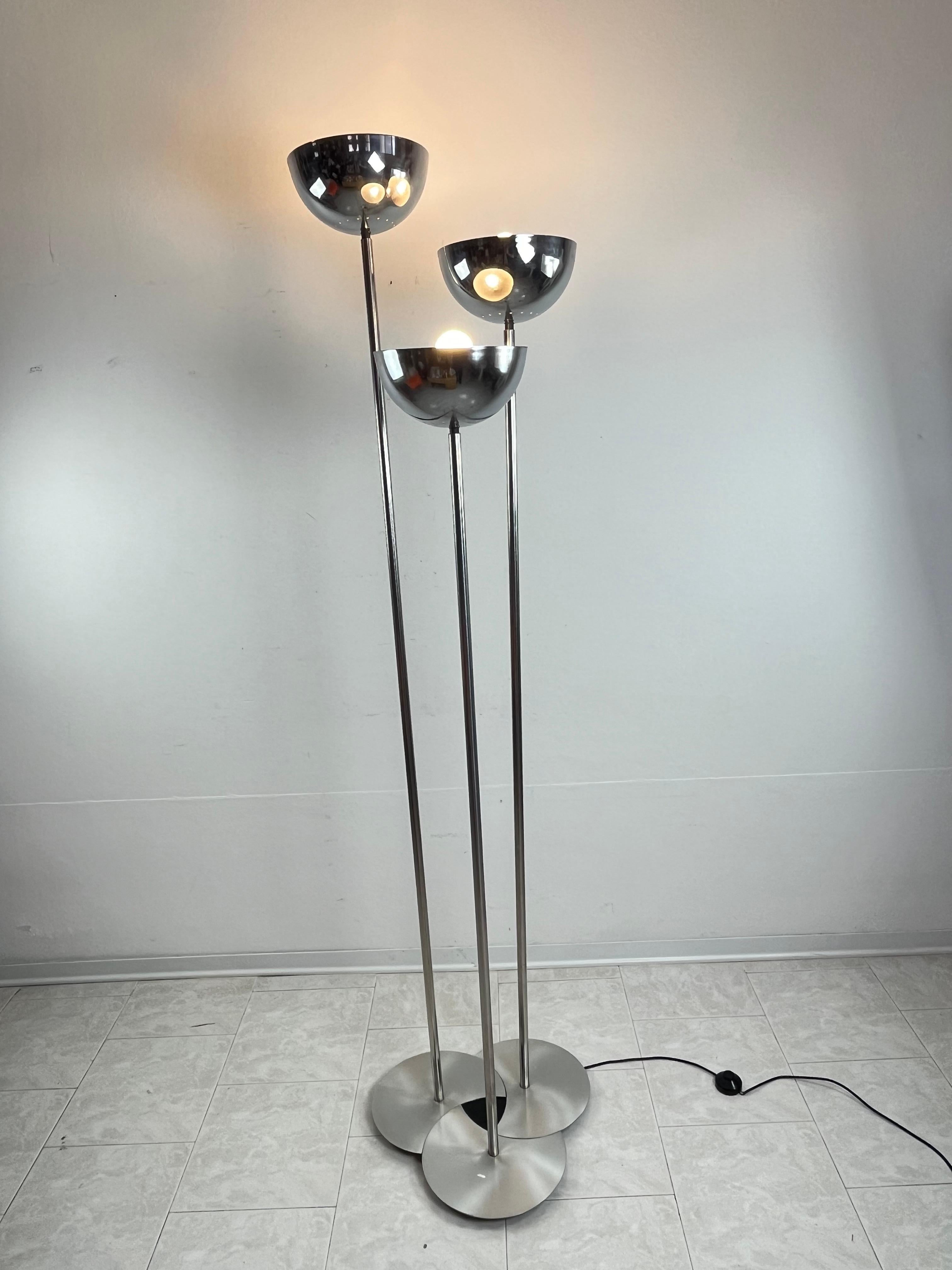 3-light floor lamp Lamperti chromed steel Italian design Mid-Century 1968
Excellent condition, intact and functional, small signs of aging.
E 27 lamps.