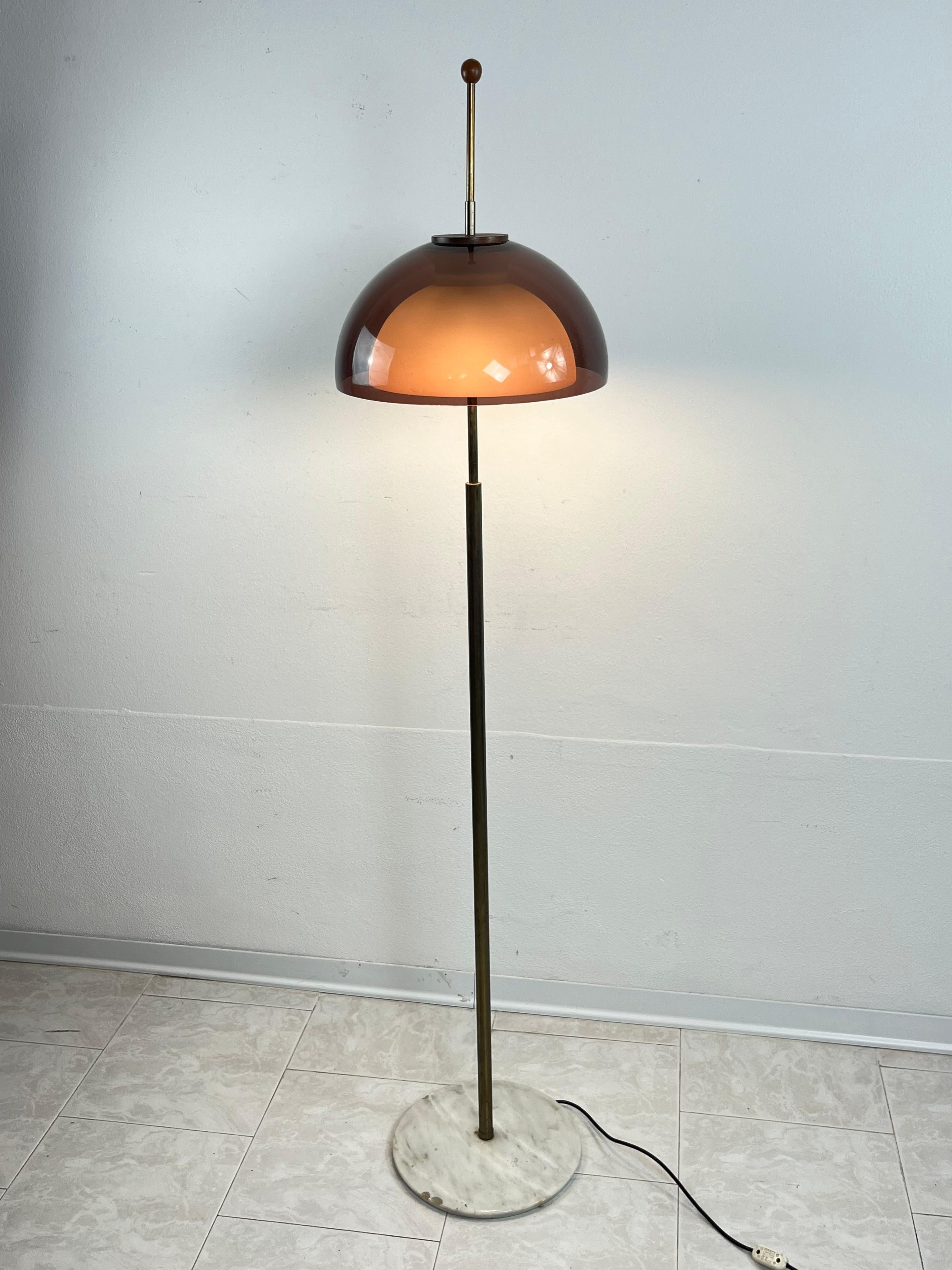 3-light floor lamp Stilux Milano plexiglass and glass Mid-Century Italian design 1969
Metal structure with brass accessories. Opaline glass and purple colored plexiglass are the overlapping diffuser.
Marble base. E14 lamps.
Integral and working.