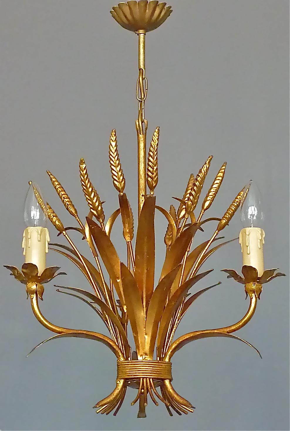 3-flammiger italienischer Blattkronleuchter aus vergoldetem Metall, Kögl, 1950er Jahre (Hollywood Regency) im Angebot