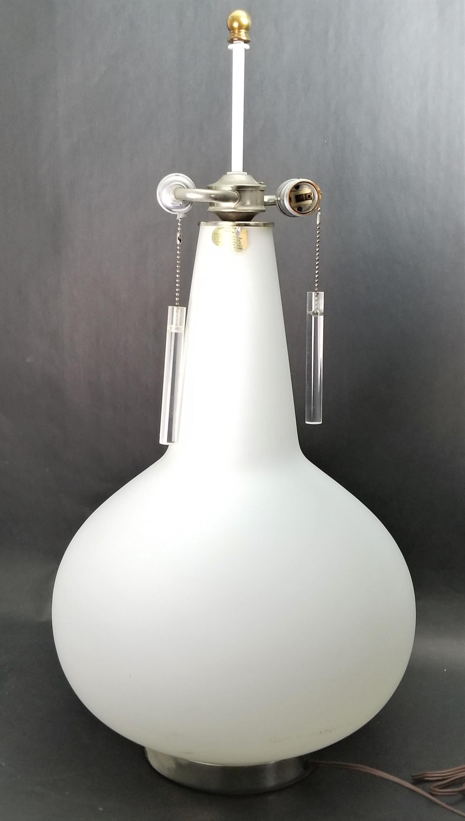 Lámpara de mesa de lágrima de cristal esmerilado grande Laurel Lamp Co de 3 luces en venta 5