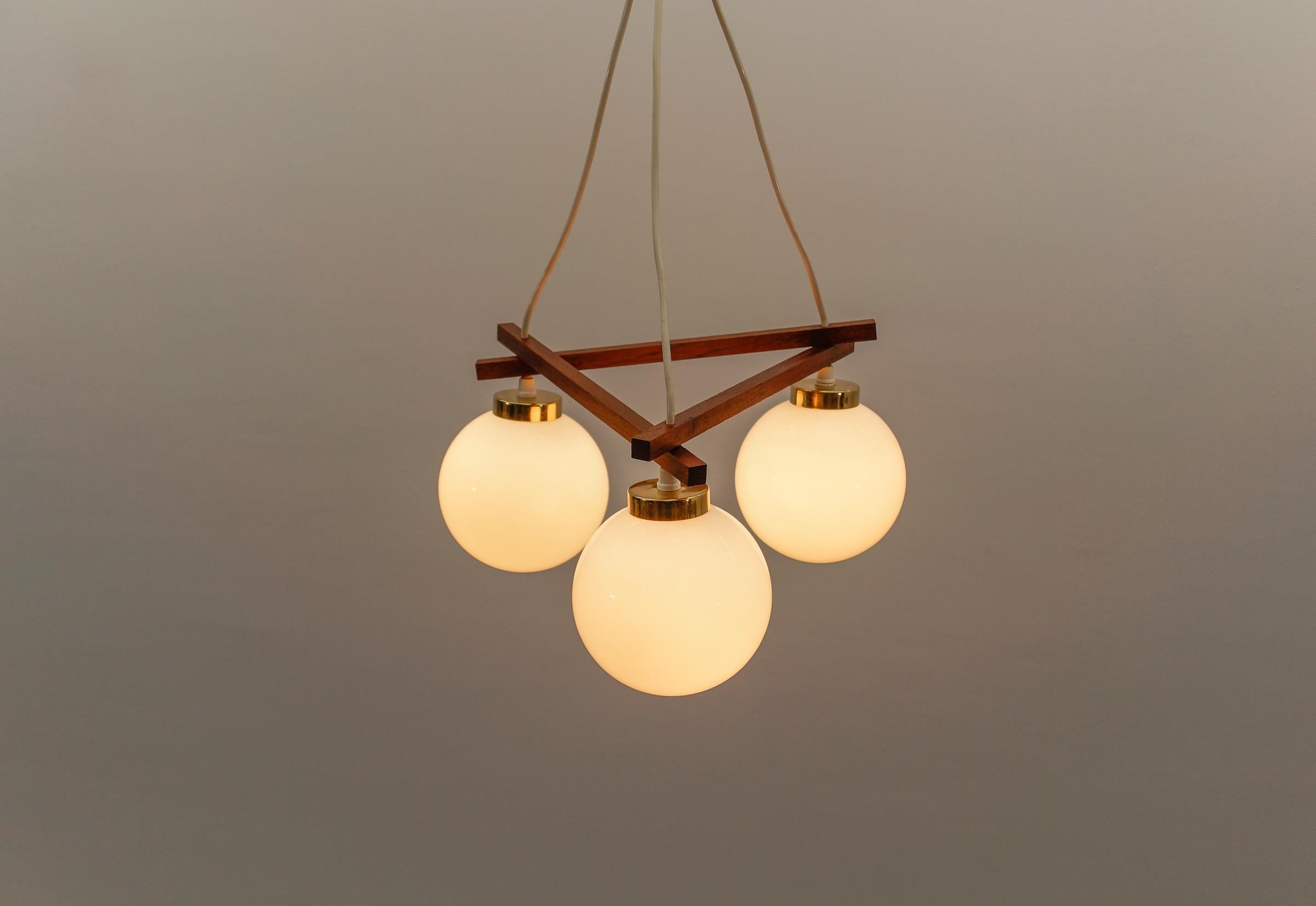 Lampe orbitale à 3 lumières en laiton, teck et verre laiteux, 1960s en vente 3