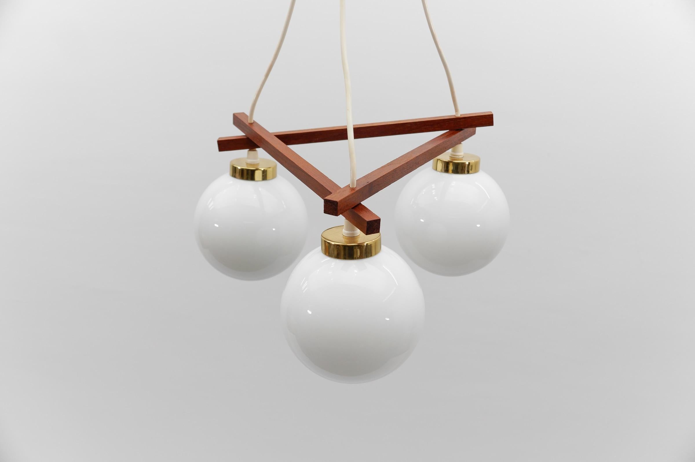 Lampe orbitale à 3 lumières en laiton, teck et verre laiteux, 1960s en vente 4