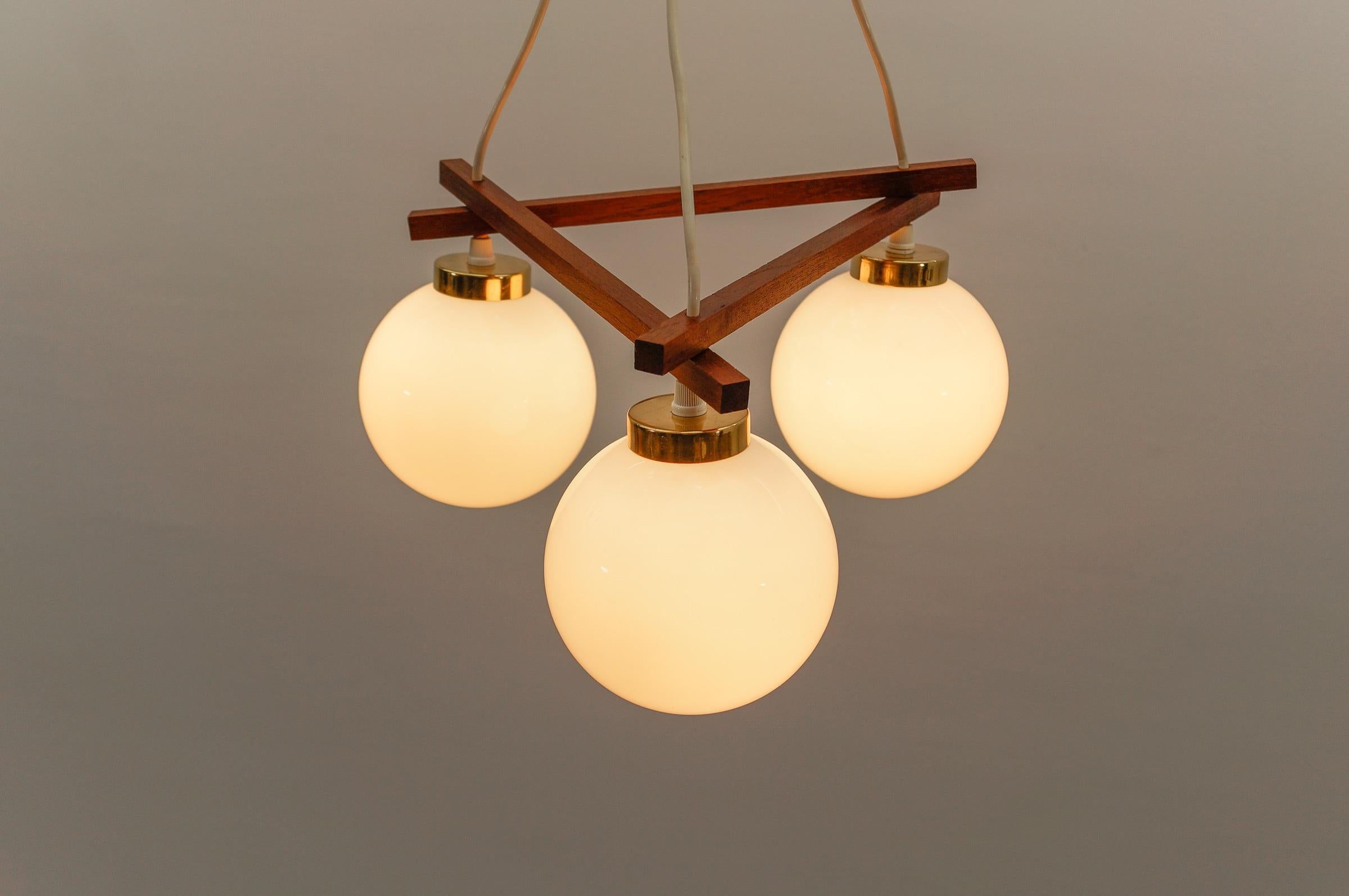 Lampe orbitale à 3 lumières en laiton, teck et verre laiteux, 1960s en vente 5