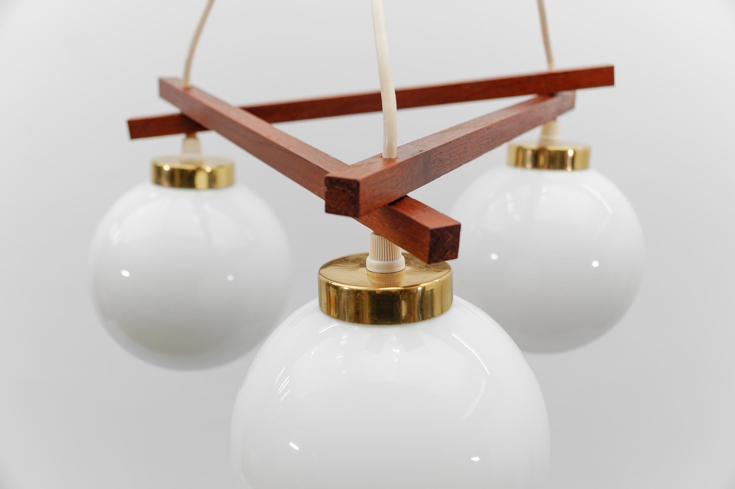 Lampe orbitale à 3 lumières en laiton, teck et verre laiteux, 1960s en vente 6
