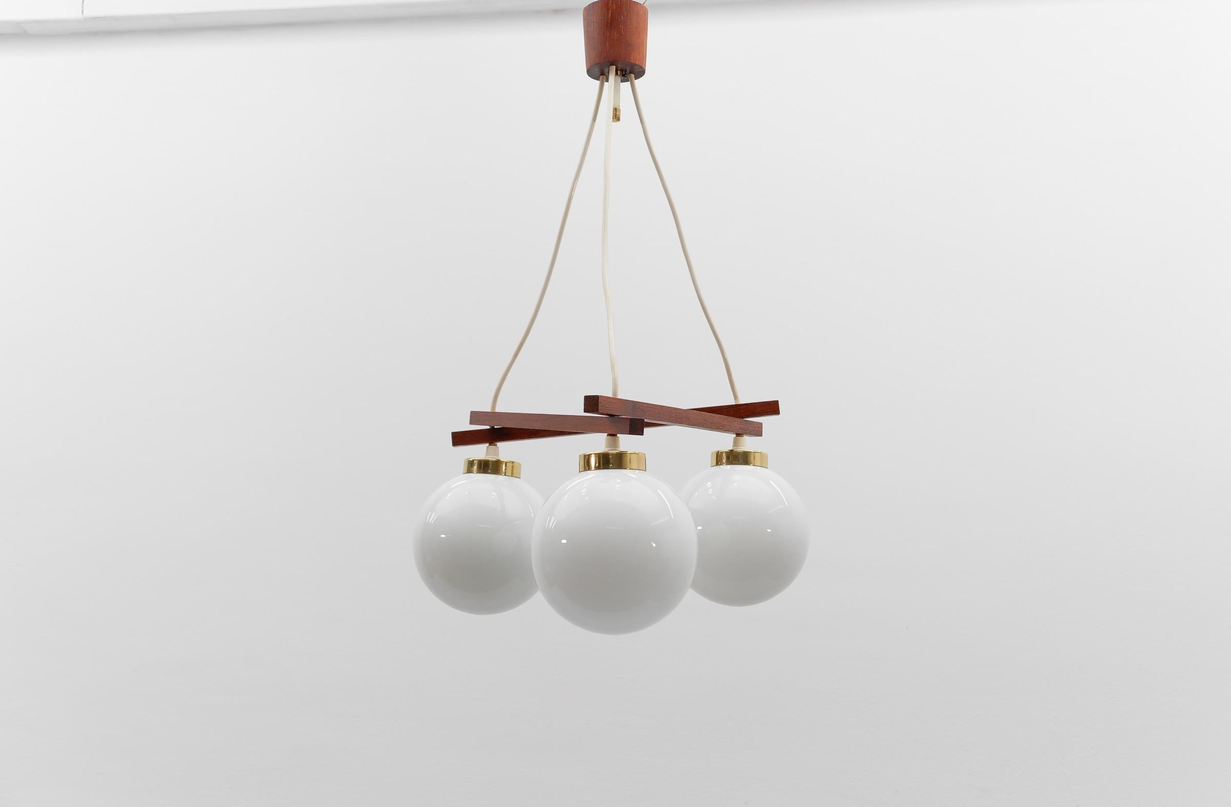 Lampe orbitale à 3 lumières en laiton, teck et verre laiteux, 1960s

Réalisé en verre au lait, en bois de teck, en laiton et en métal. La lampe nécessite 3 ampoules à vis E14 / E15 Edison, est câblée, en état de marche et fonctionne sur 110 / 230