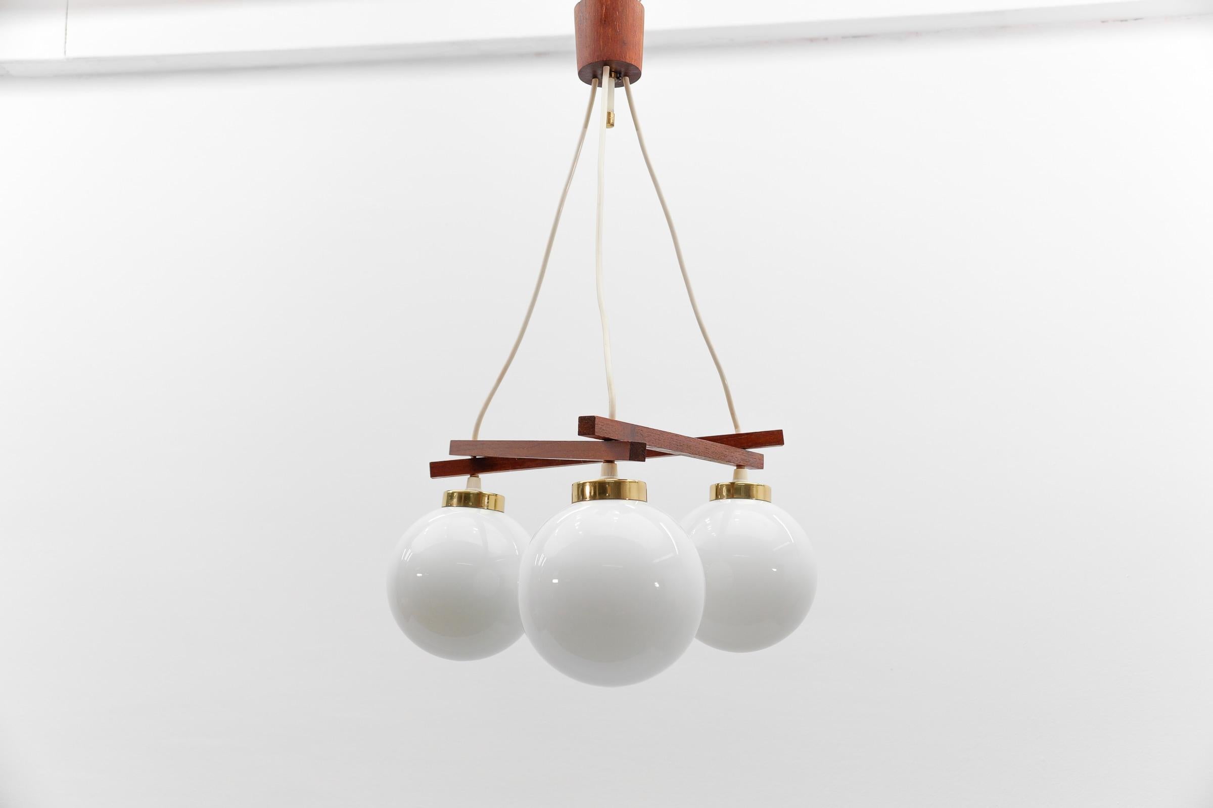 Mid-Century Modern Lampe orbitale à 3 lumières en laiton, teck et verre laiteux, 1960s en vente