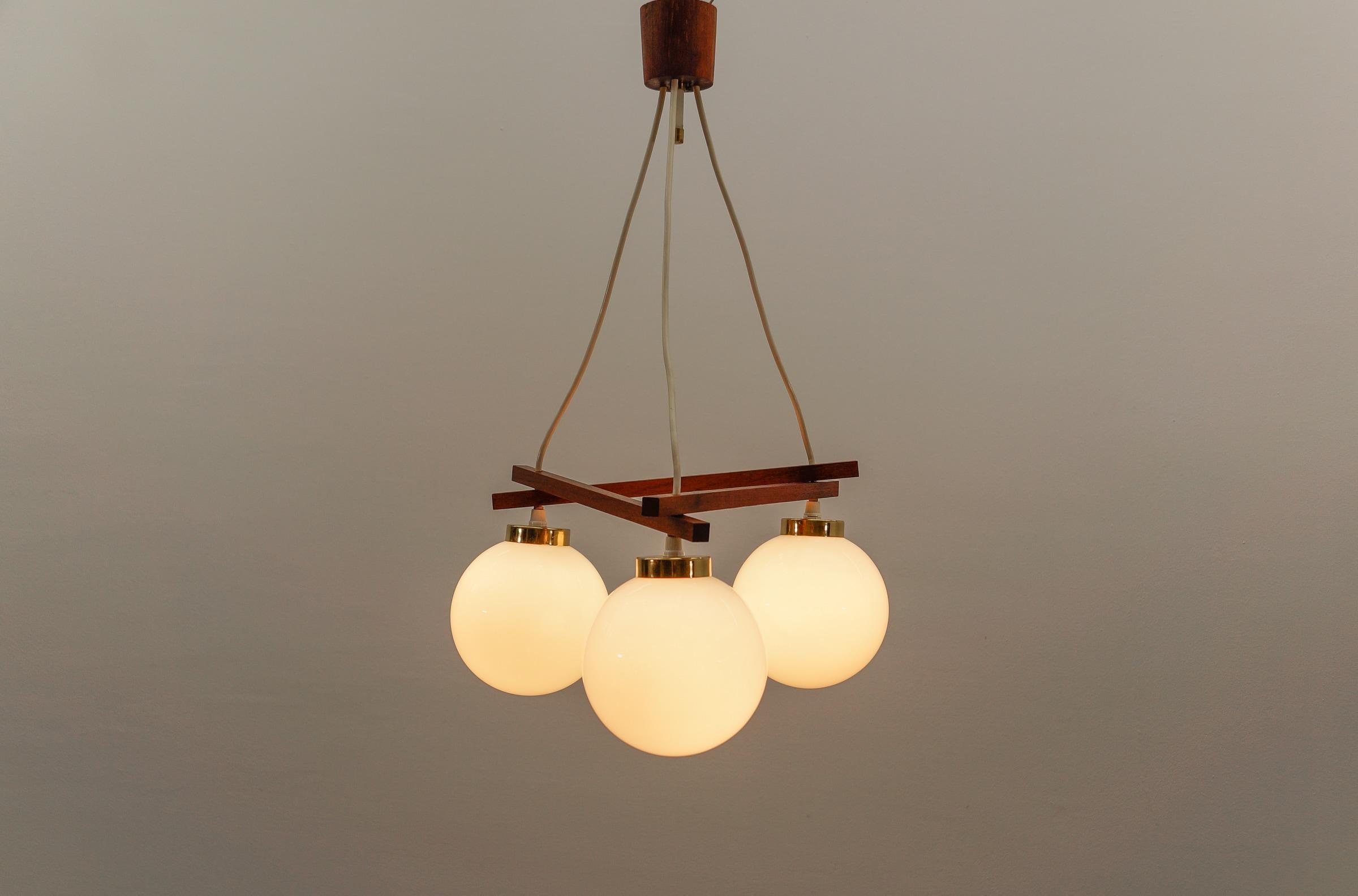 Scandinave Lampe orbitale à 3 lumières en laiton, teck et verre laiteux, 1960s en vente