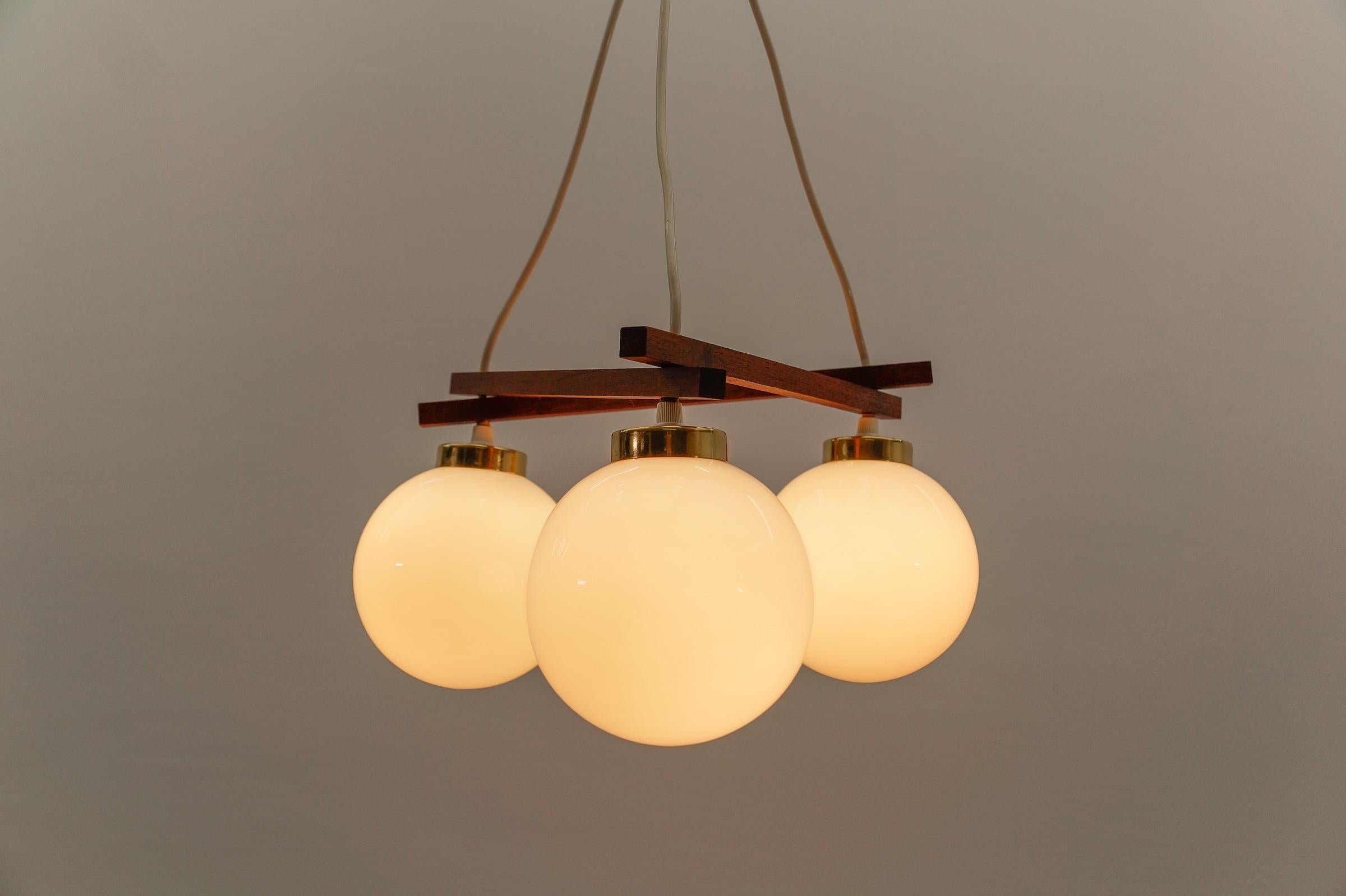 Milieu du XXe siècle Lampe orbitale à 3 lumières en laiton, teck et verre laiteux, 1960s en vente