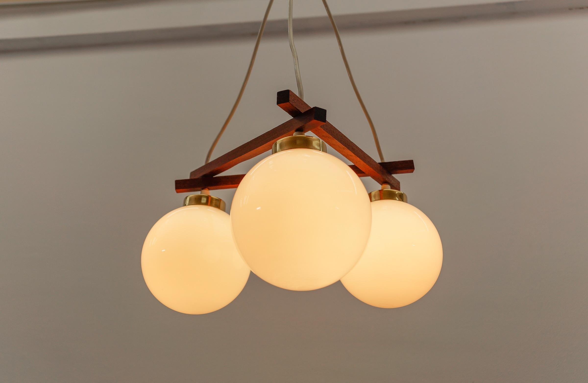 Lampe orbitale à 3 lumières en laiton, teck et verre laiteux, 1960s en vente 1